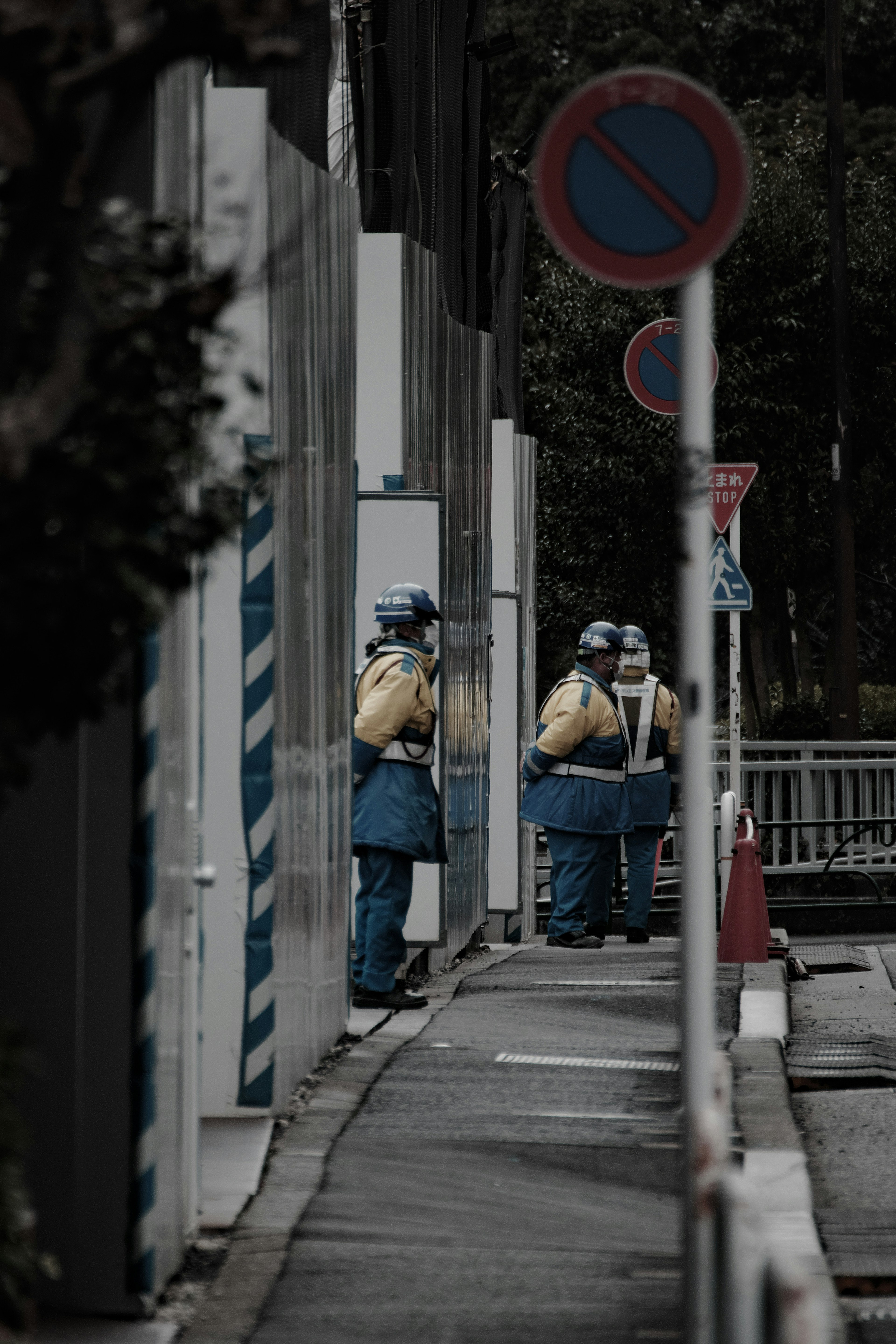 Travailleurs en tenue de sécurité sur un site de construction dans une rue de la ville