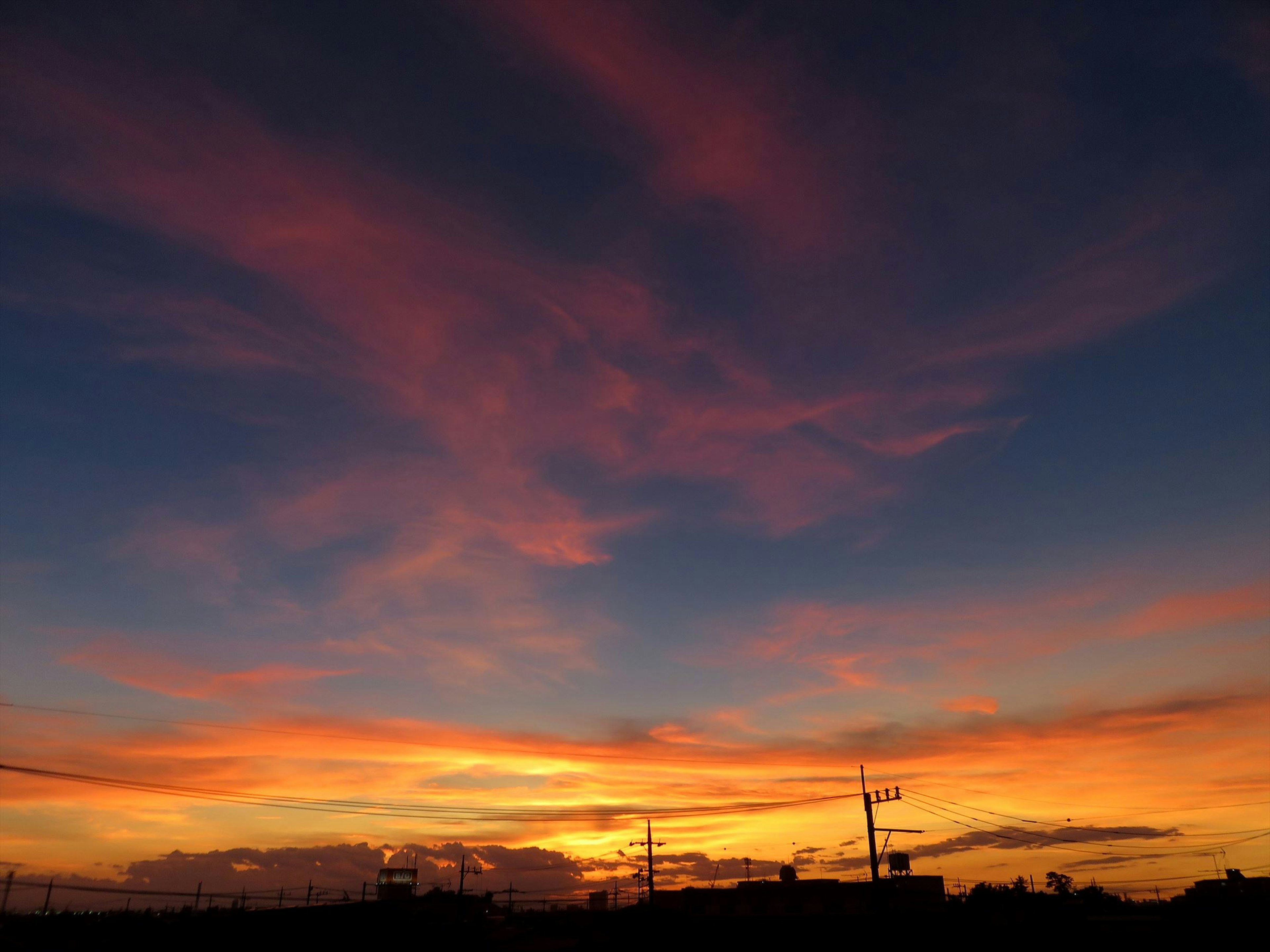 Hermoso cielo al atardecer con matices naranjas y morados