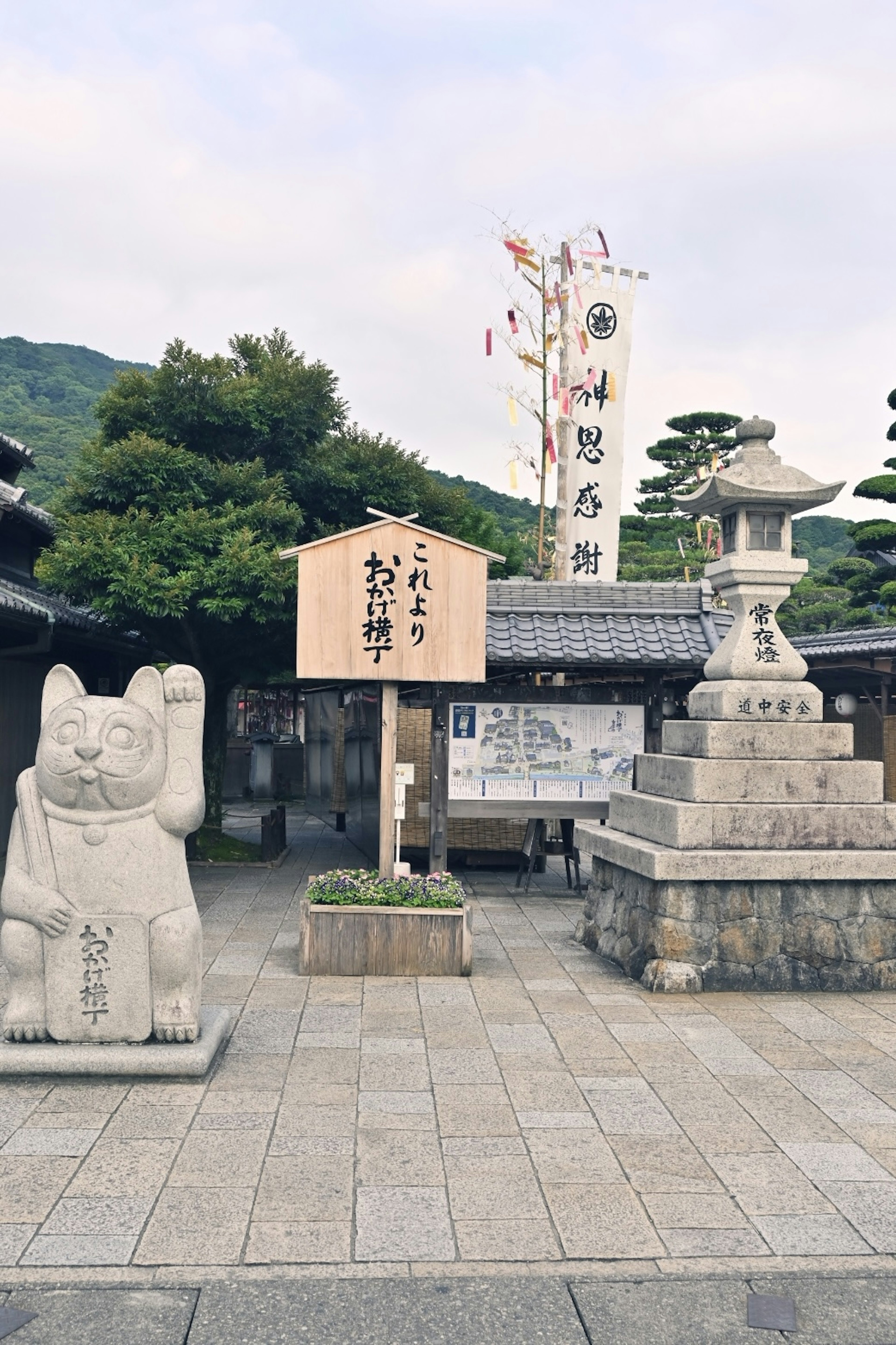 神社入口，石猫雕像和灯笼