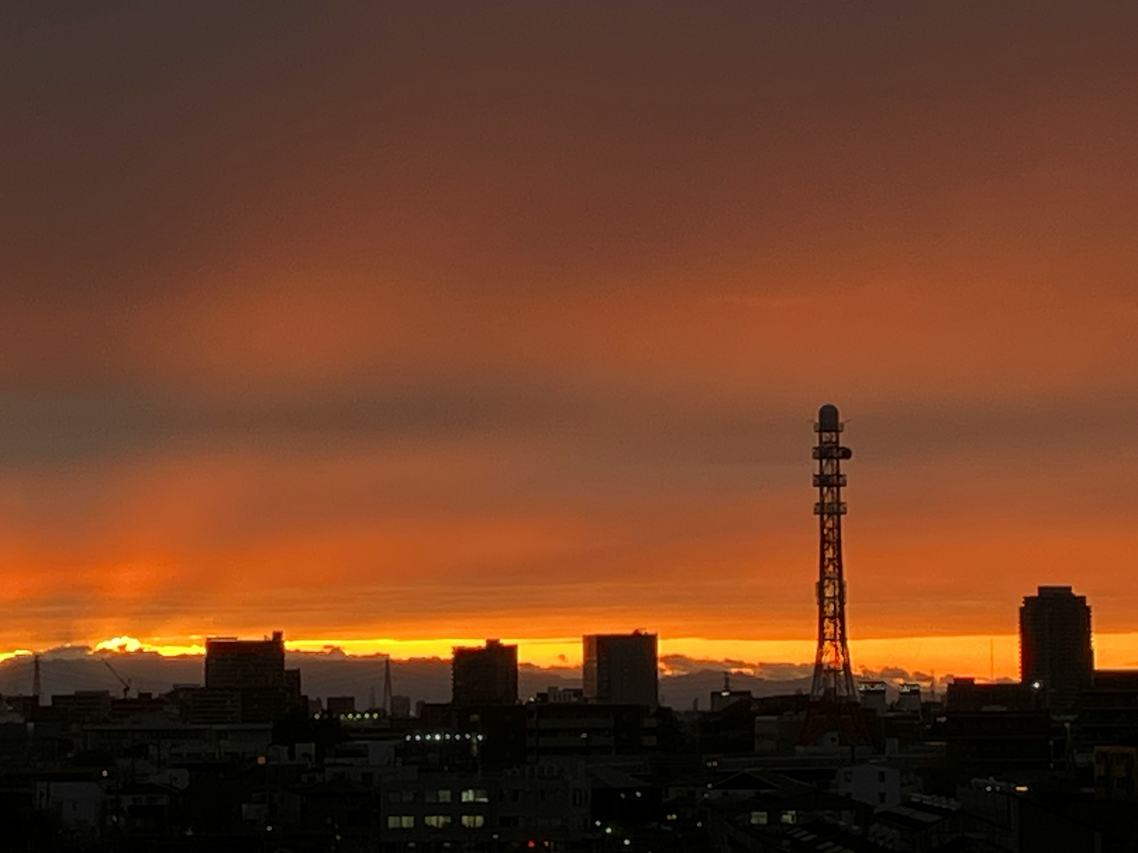 Silhouette di edifici contro un cielo al tramonto