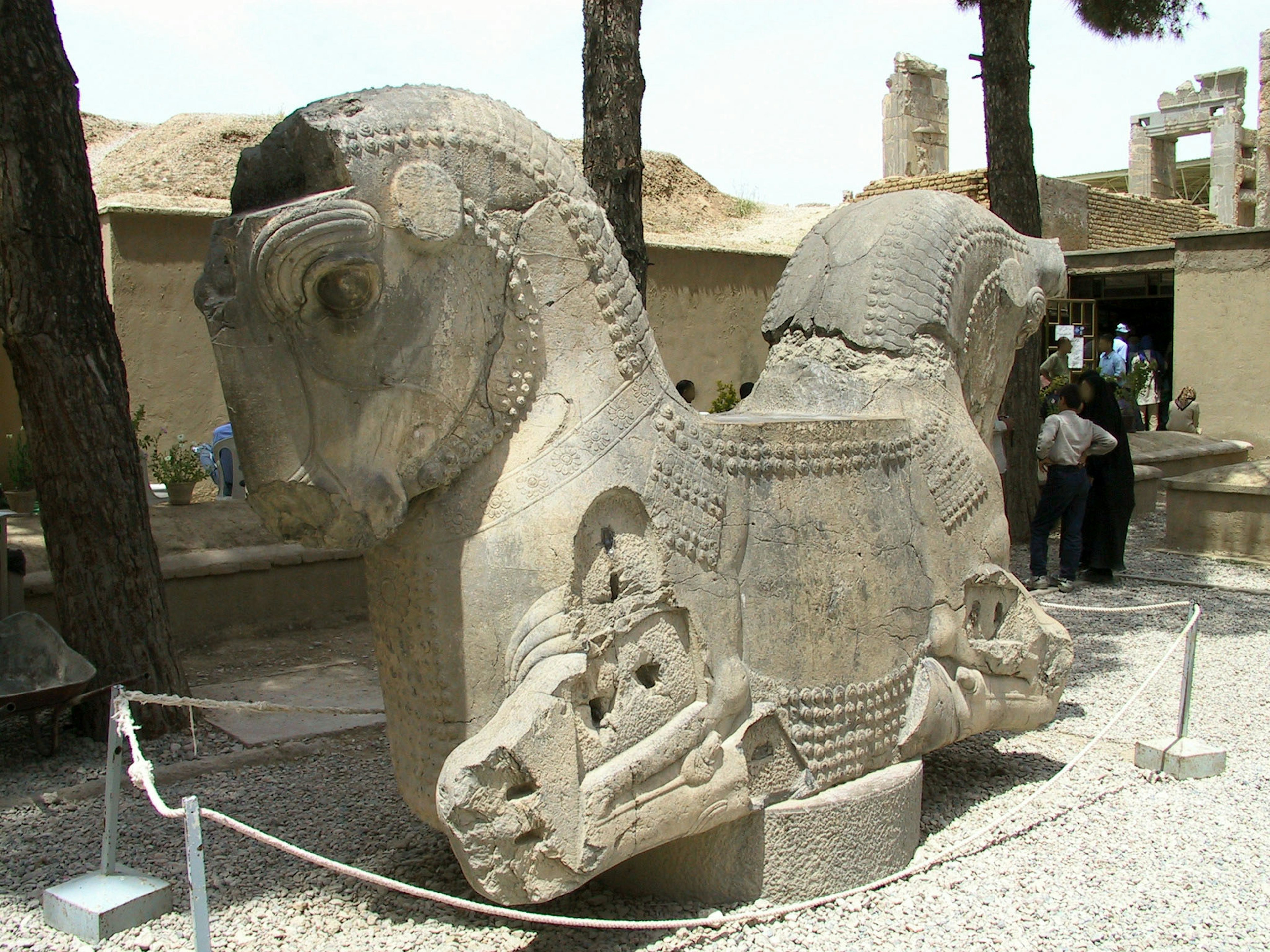 古代の石製の馬の彫刻が展示されている遺跡の風景