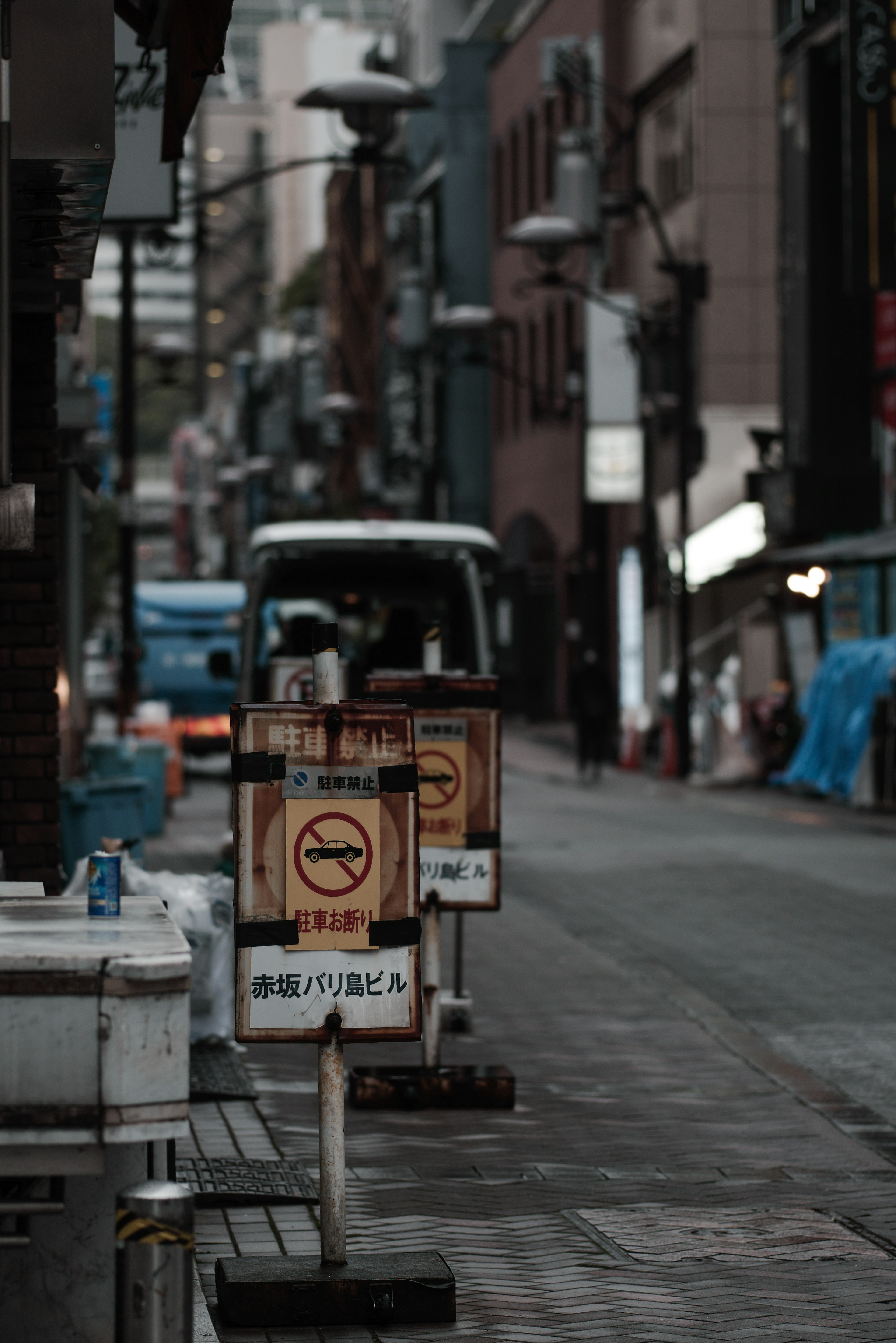 安靜的街道場景，展示標誌和小型車輛