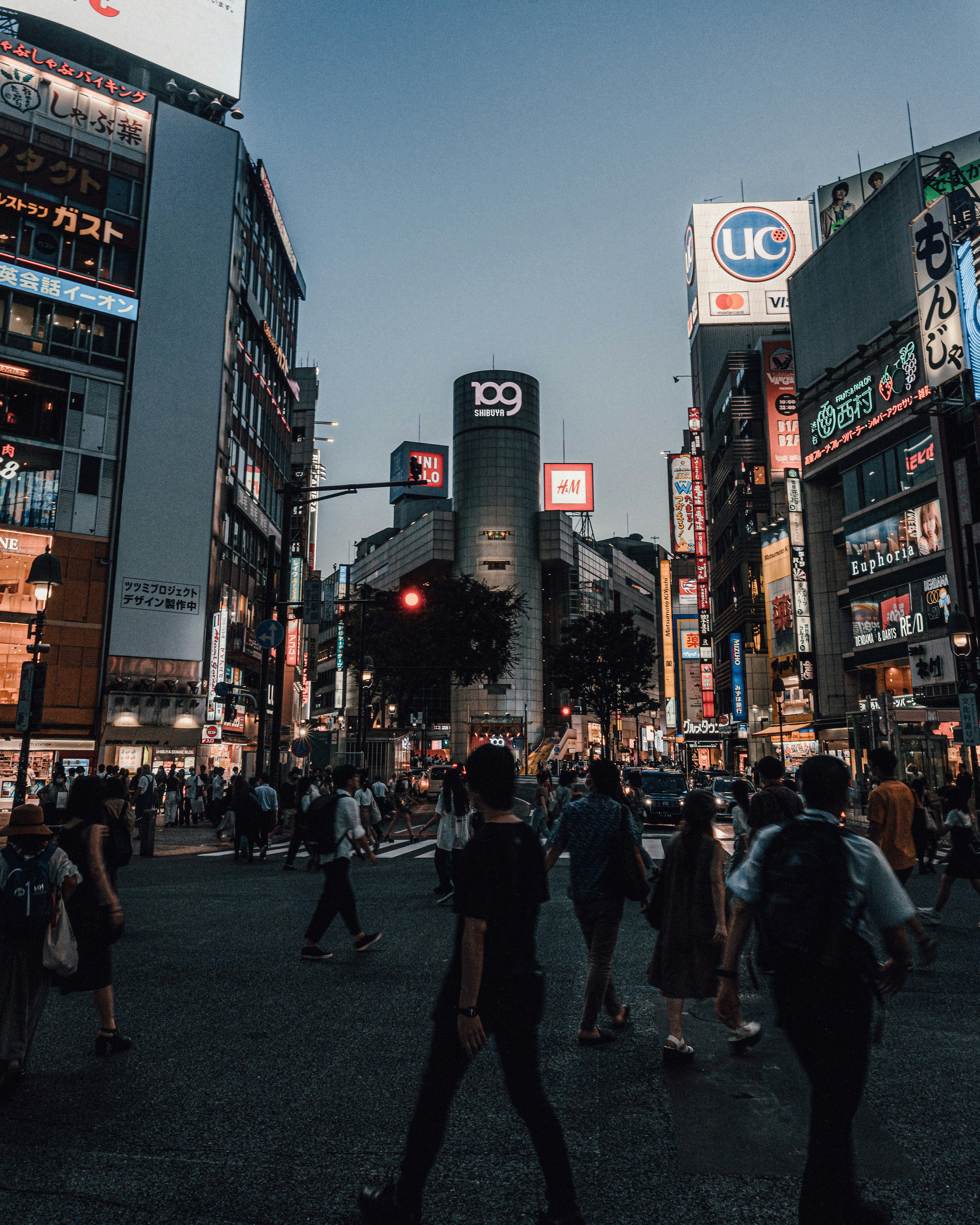 繁忙的東京交叉口，人們過馬路，城市燈光