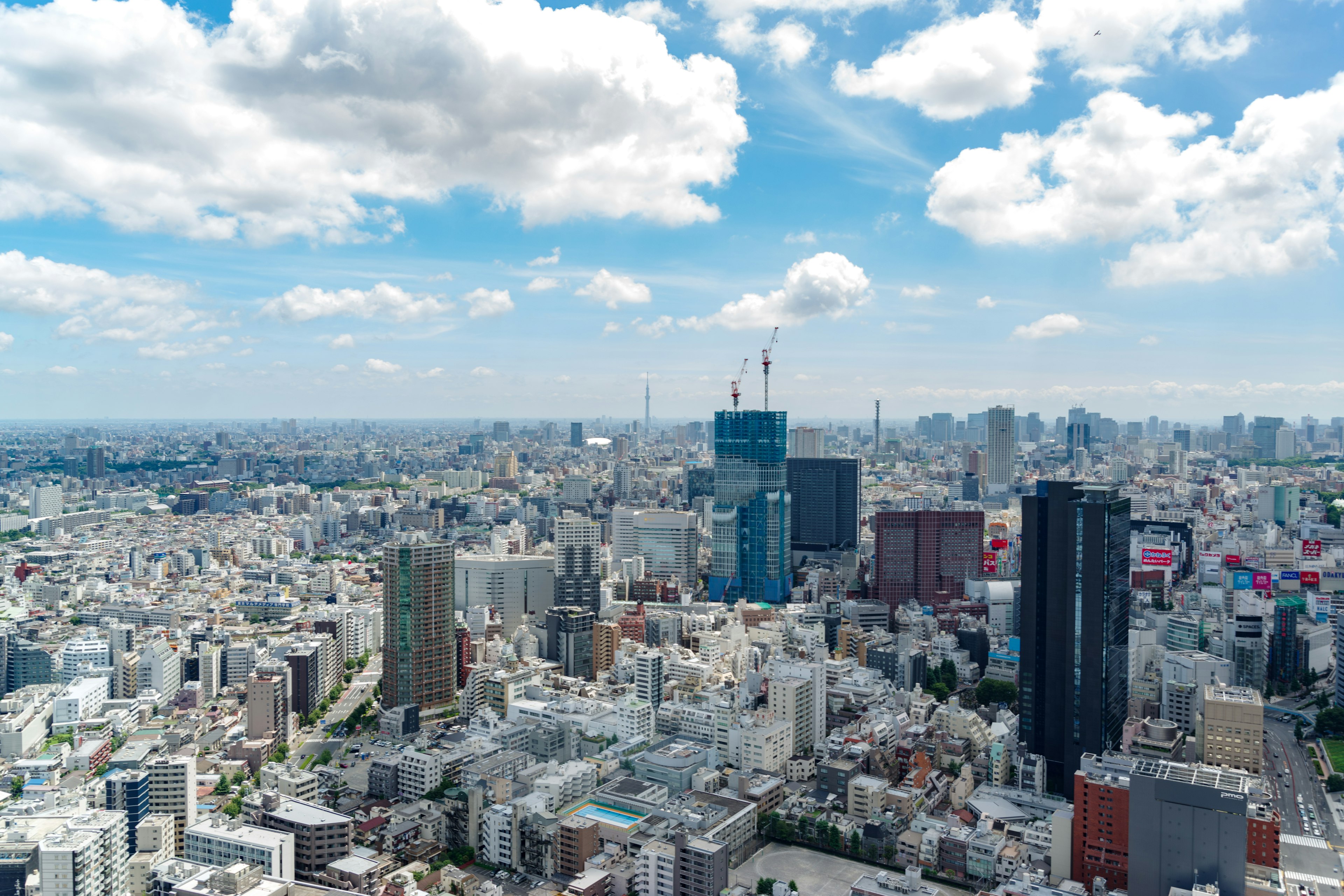 Vista panorámica del horizonte de Tokio con rascacielos y cielo azul