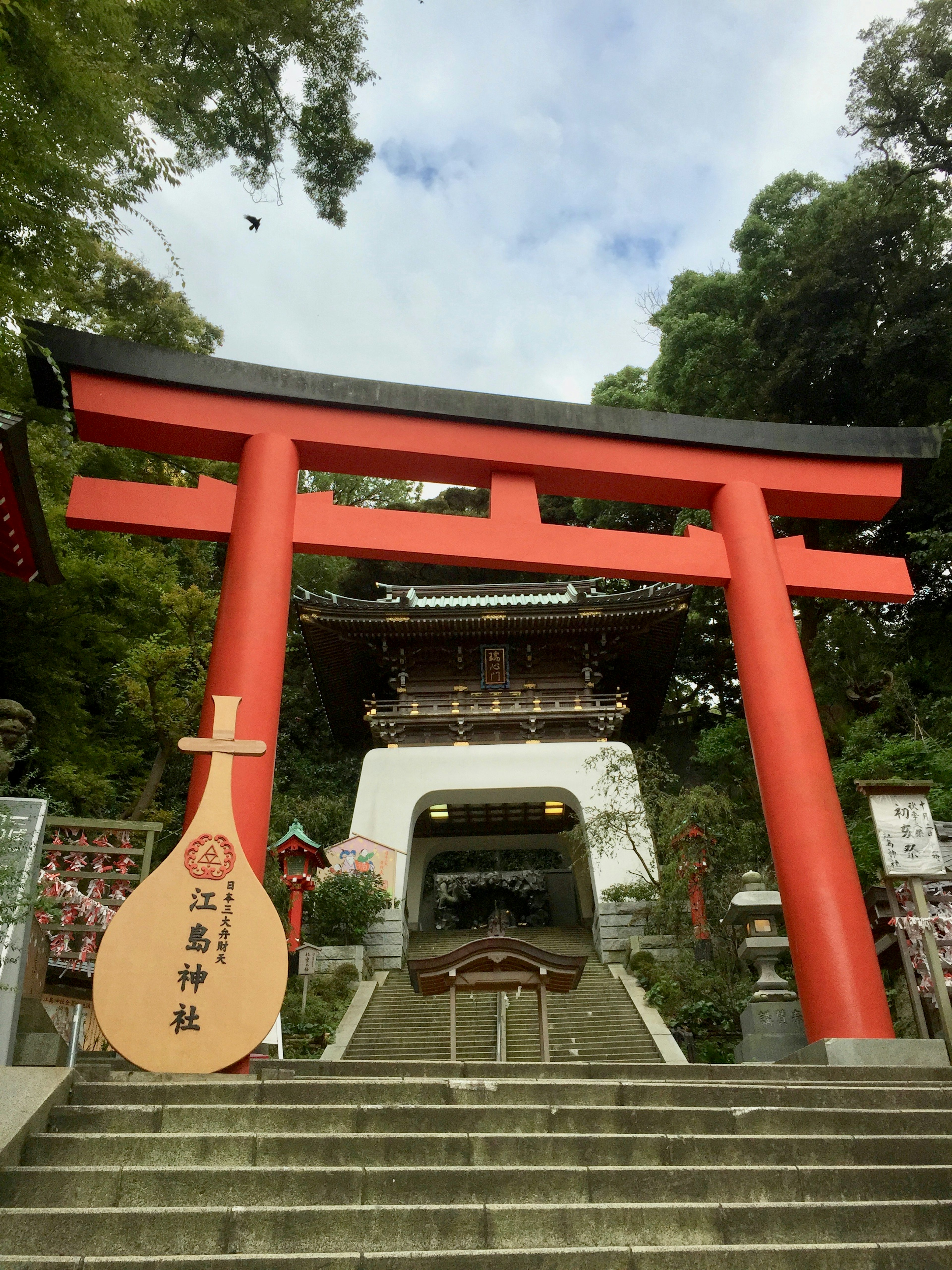 赤い鳥居と神社の階段が見える風景