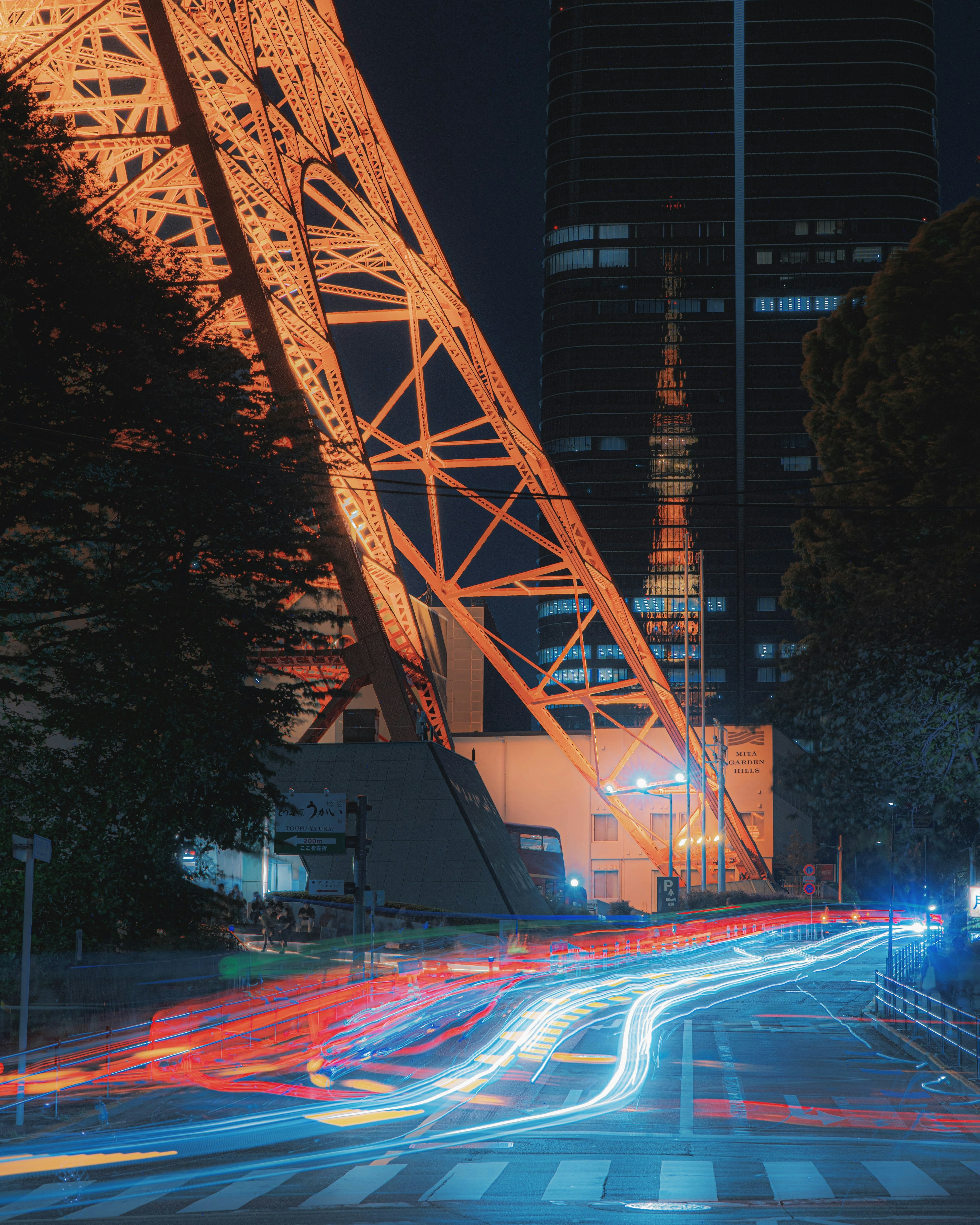 Torre di Tokyo di notte con scie luminose