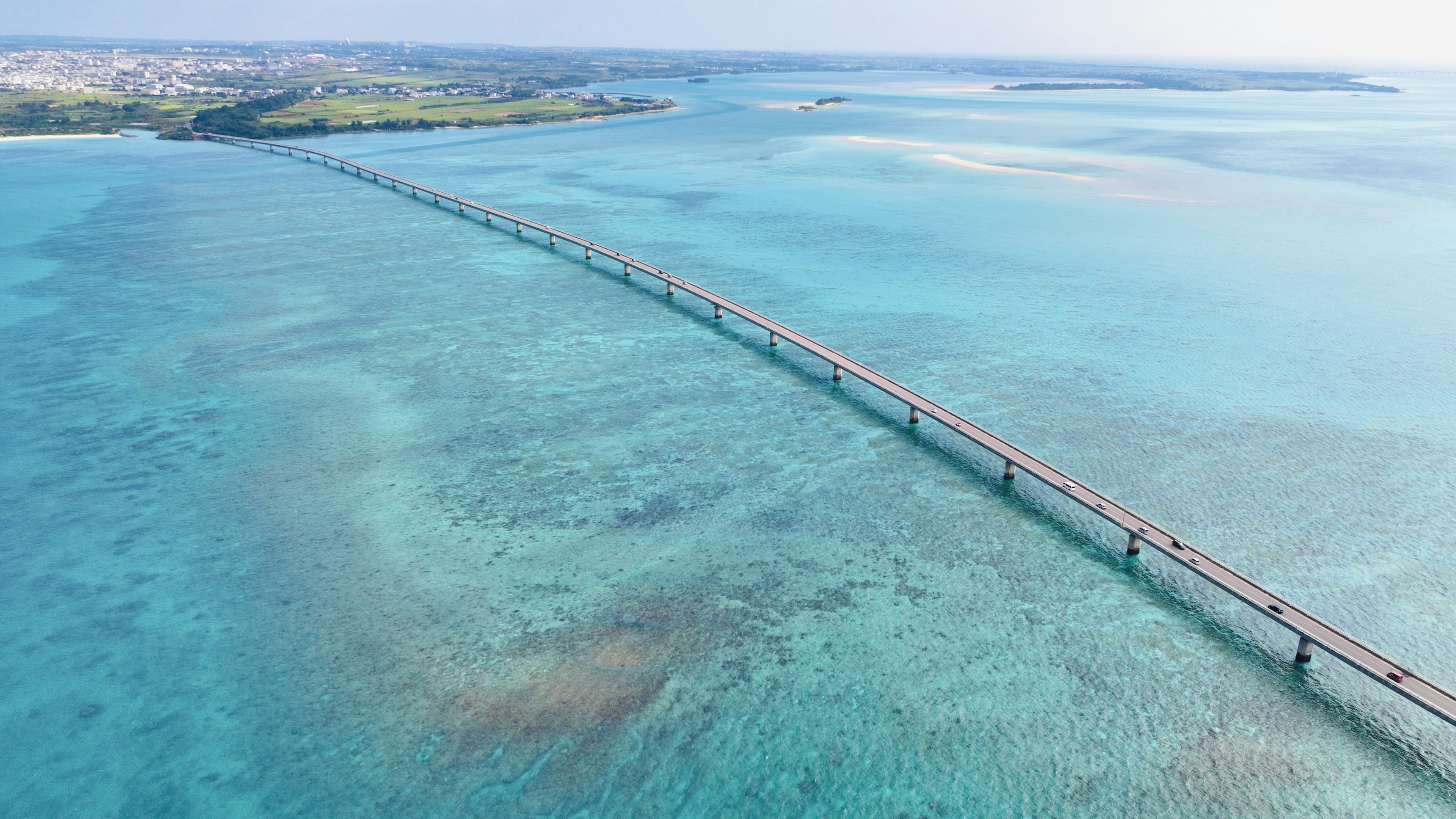 Vue aérienne d'un long pont sur une mer bleue