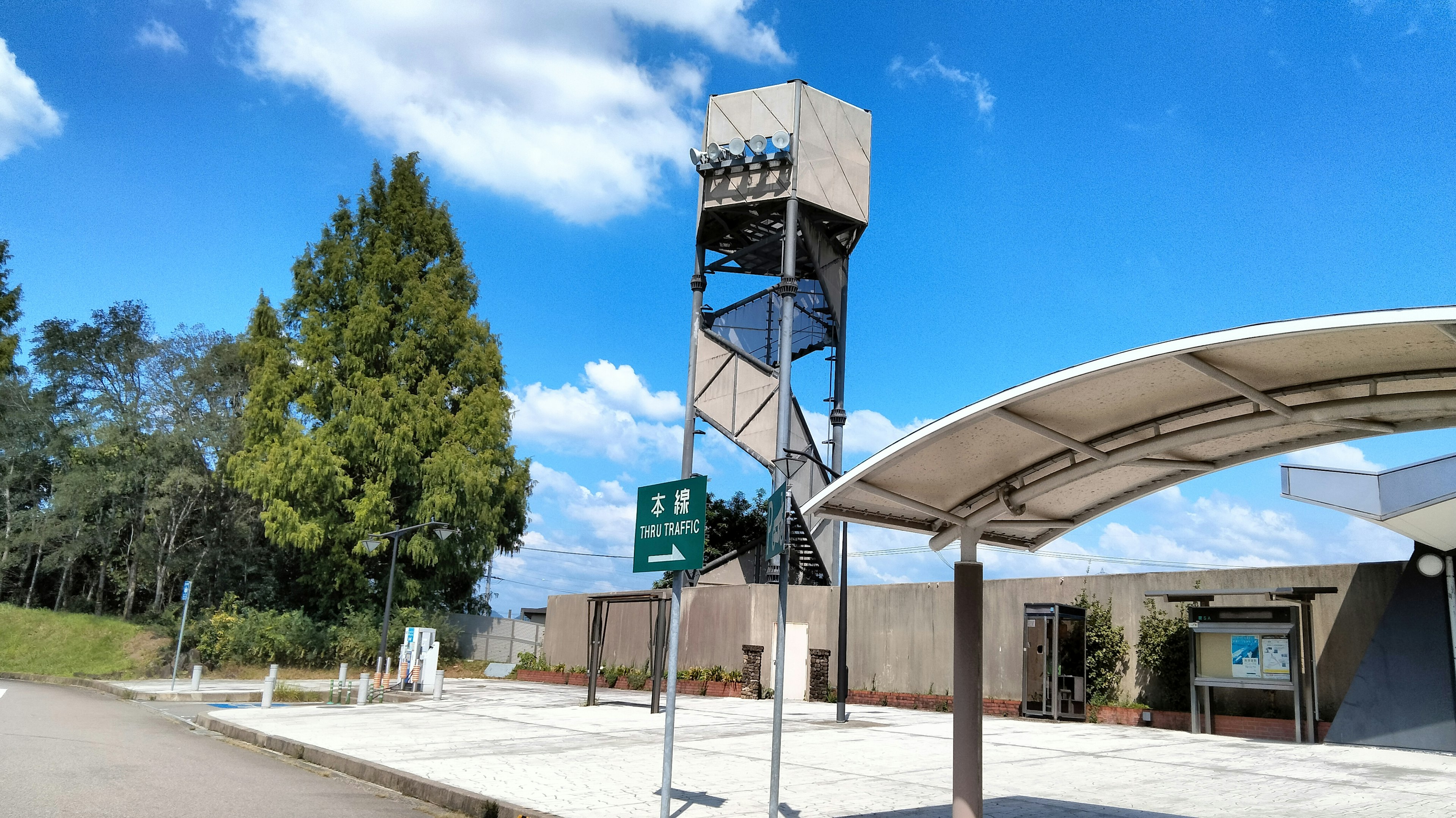 Lanskap dengan bangunan modern dan menara tinggi di bawah langit biru