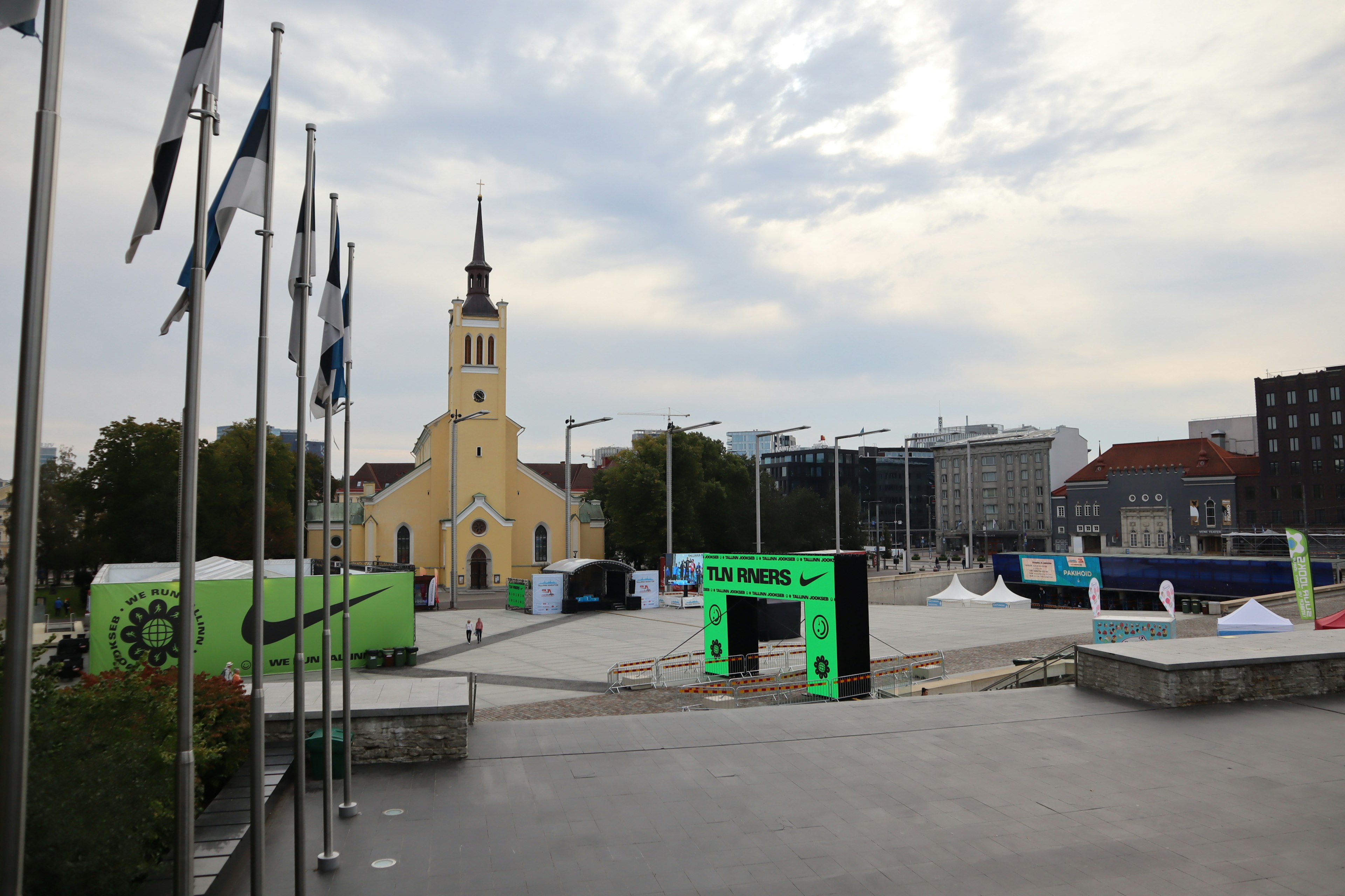 Vista di una piazza con una chiesa e bandiere