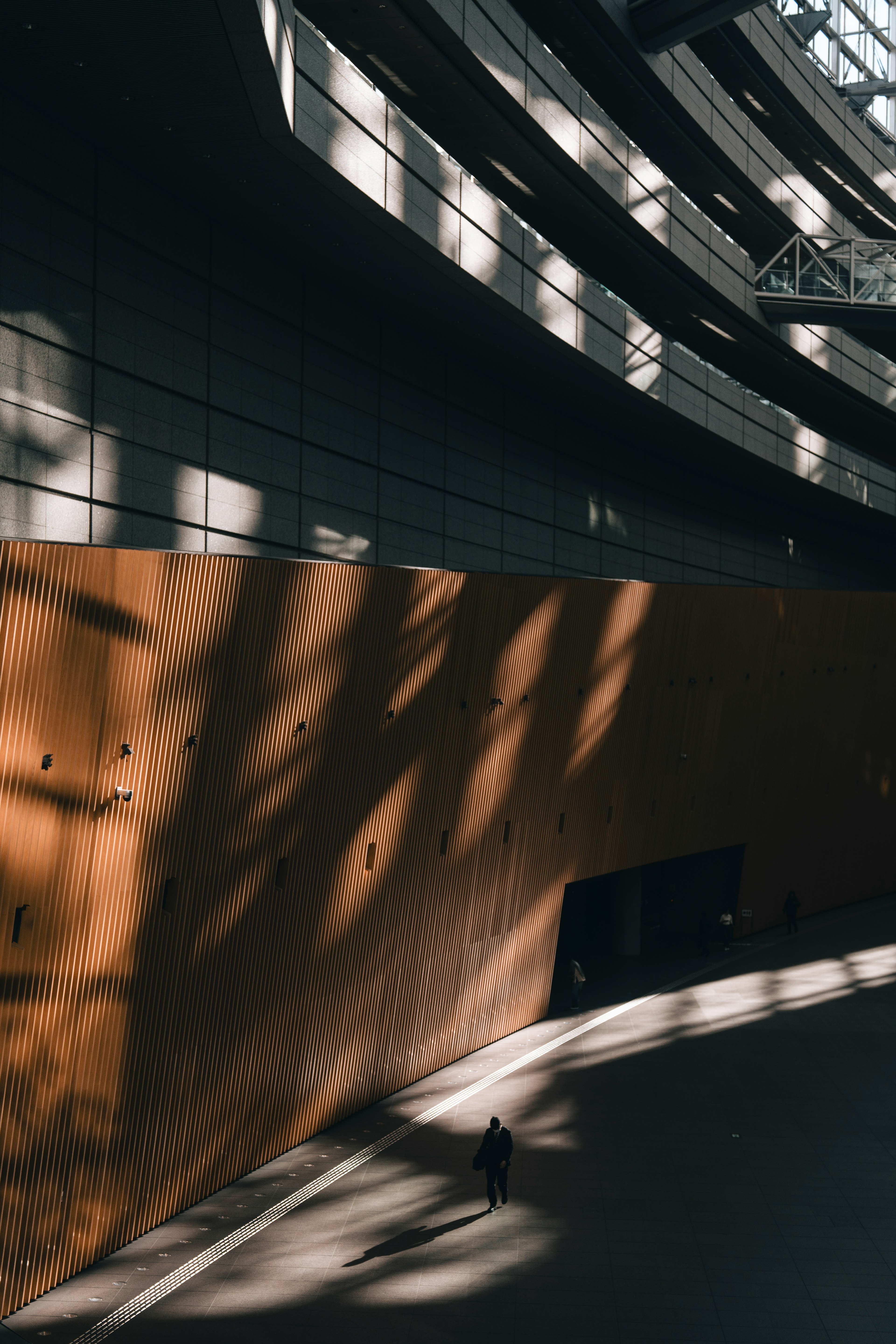 Modernes architektonisches Interieur mit gebogenem Wand und Schatten