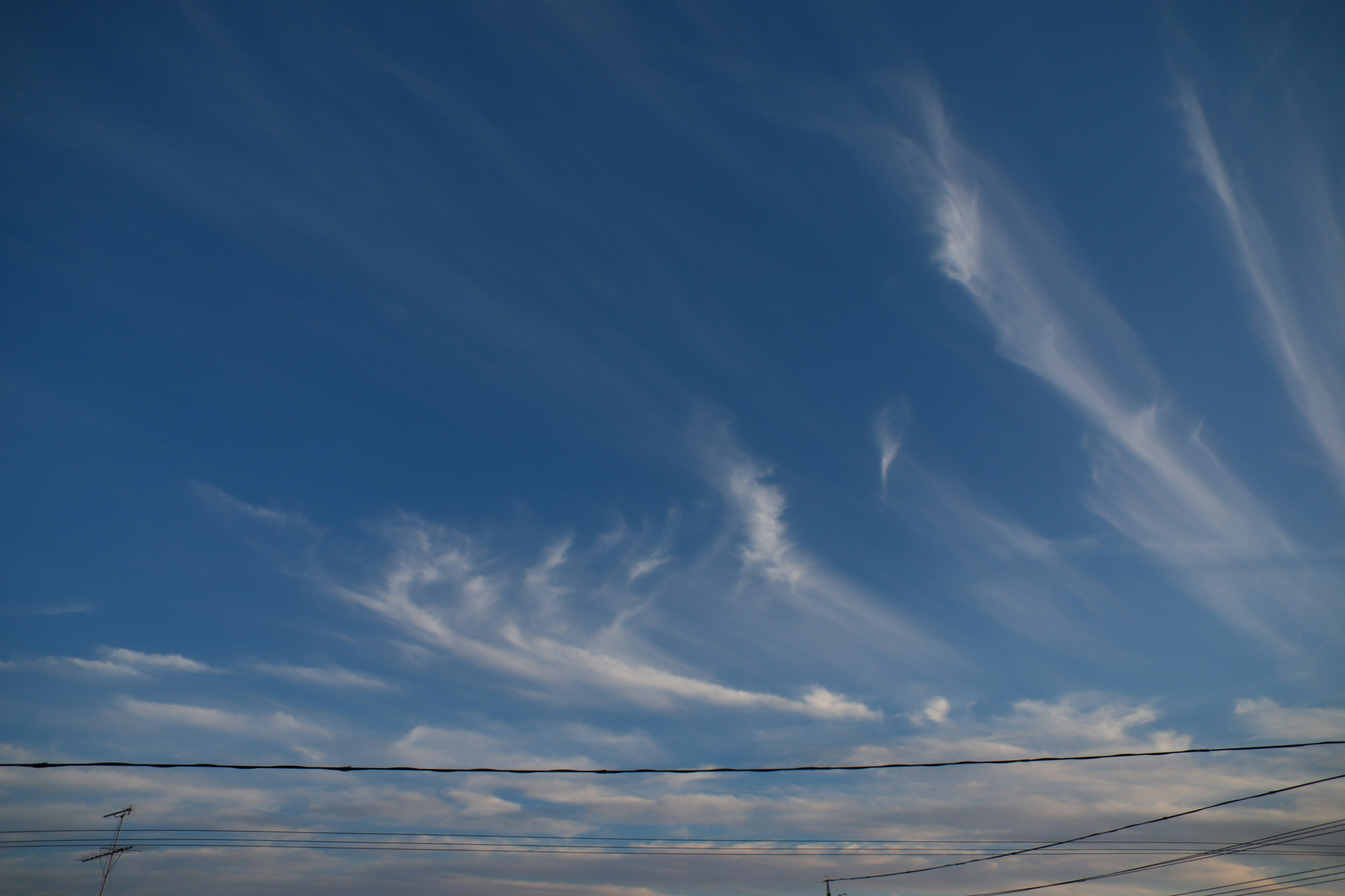 Des traînées de nuages dans un ciel bleu