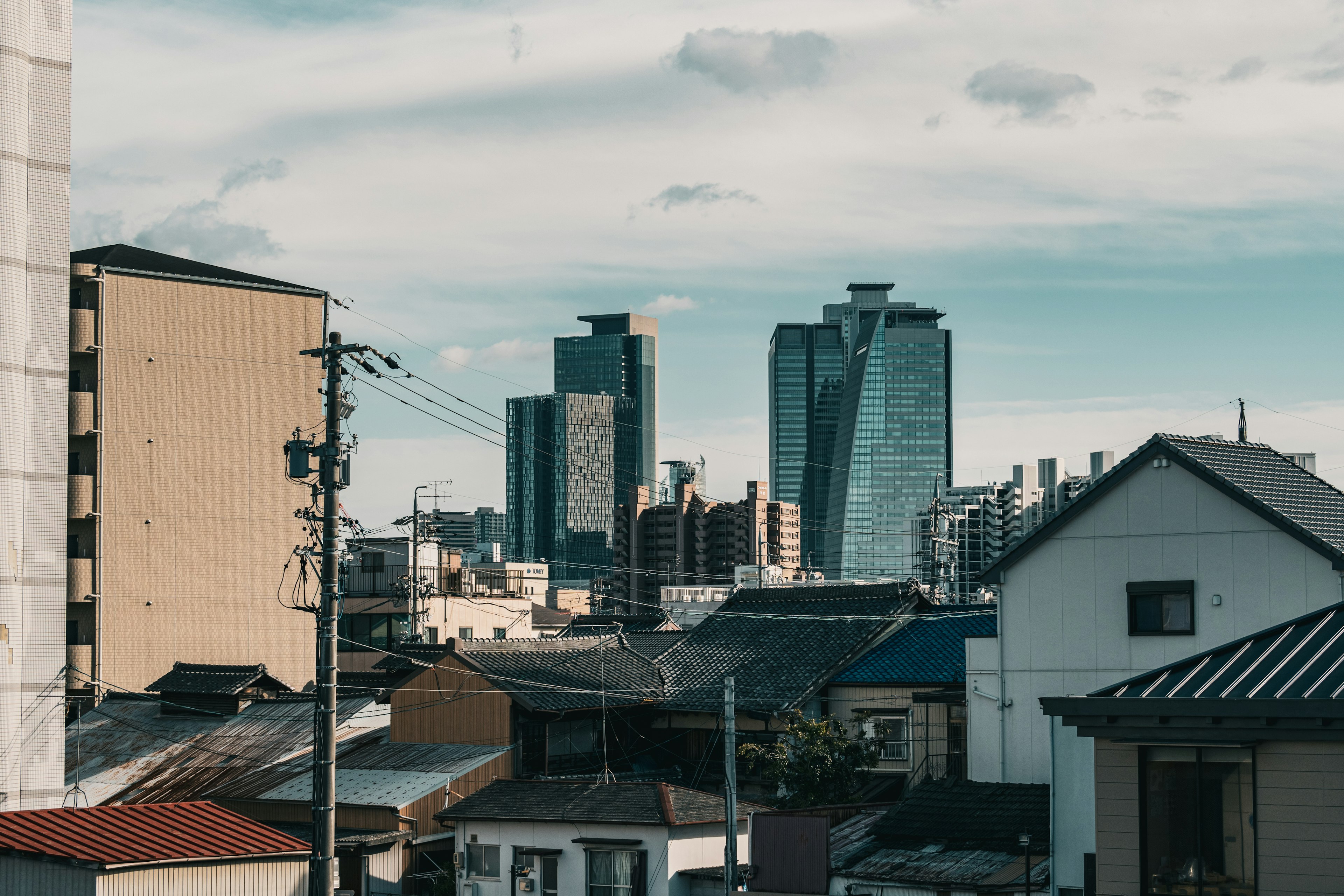 Paysage urbain avec des gratte-ciel modernes et des maisons traditionnelles