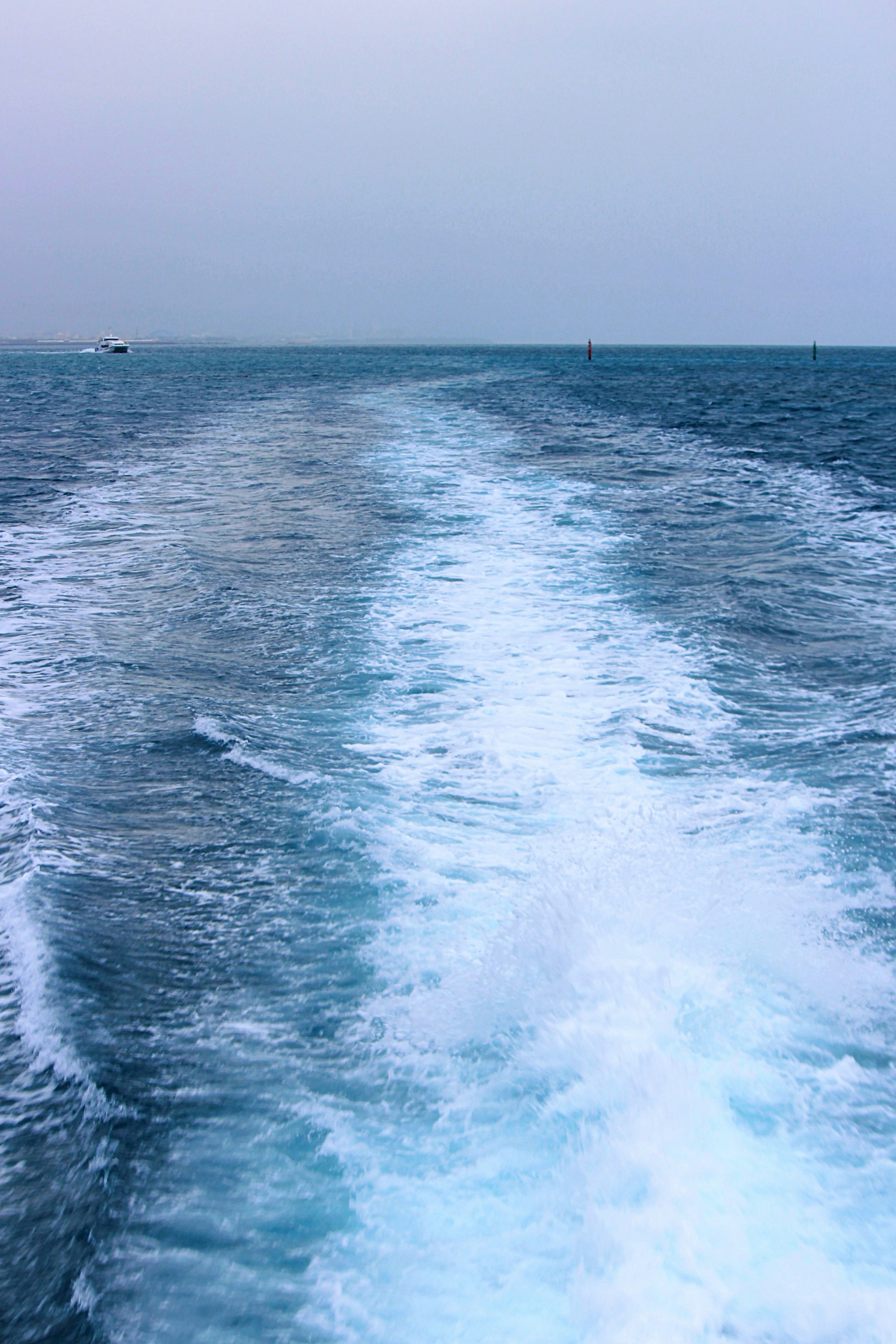 海の波と船の航跡が見える風景