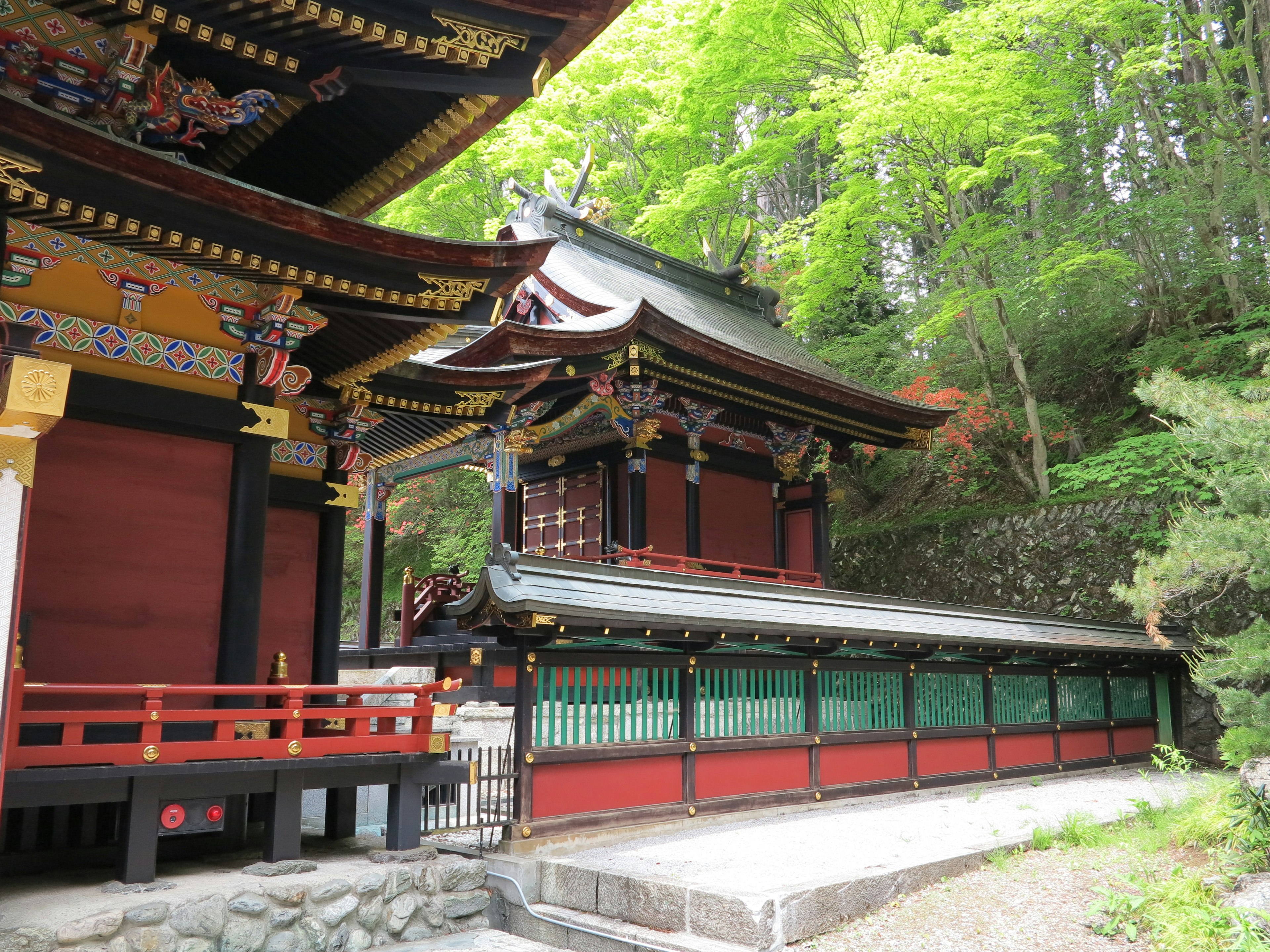 Schöne japanische Tempelarchitektur mit üppigem grünem Hintergrund