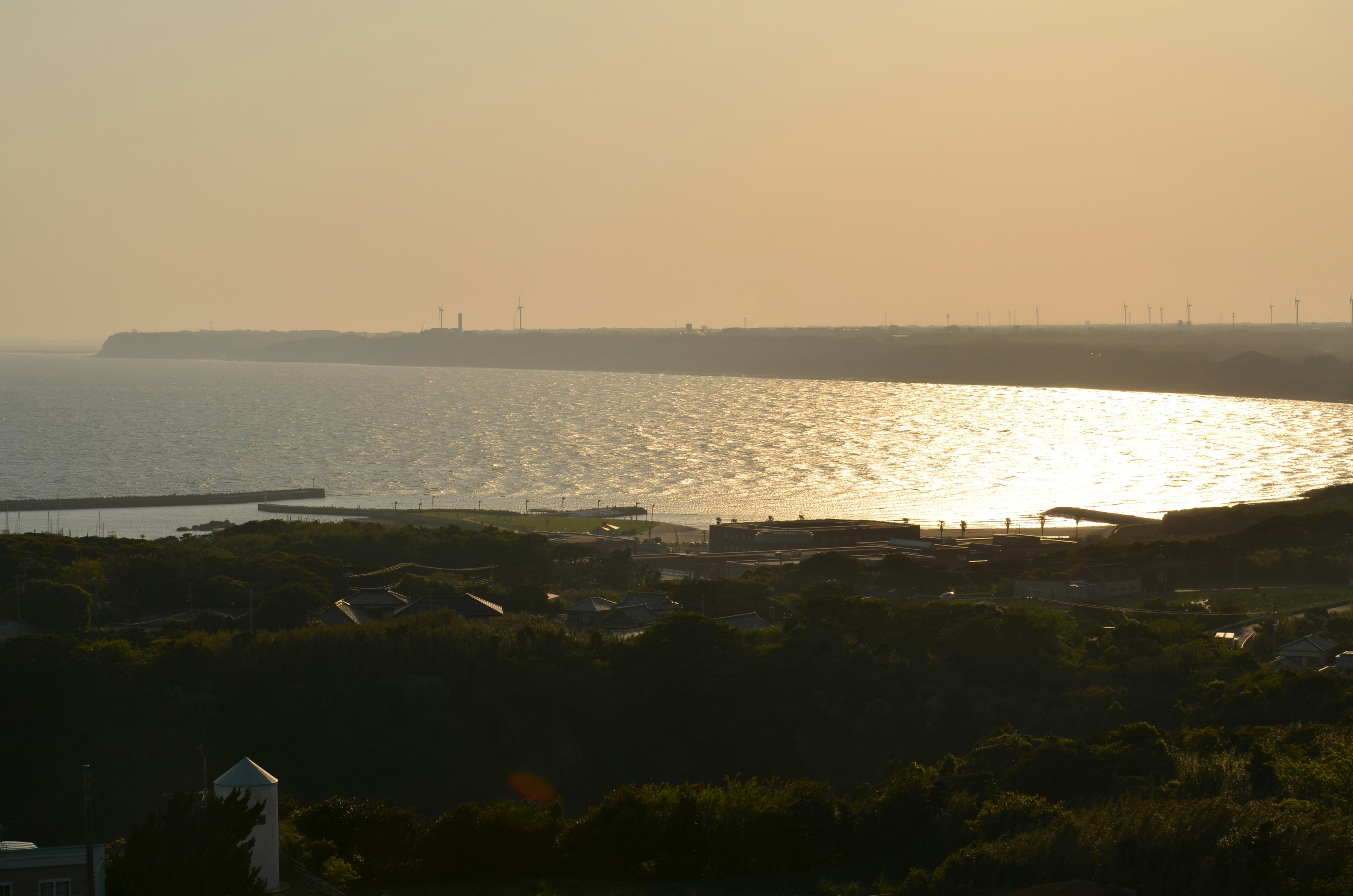 海岸線と反射した夕日が美しい風景