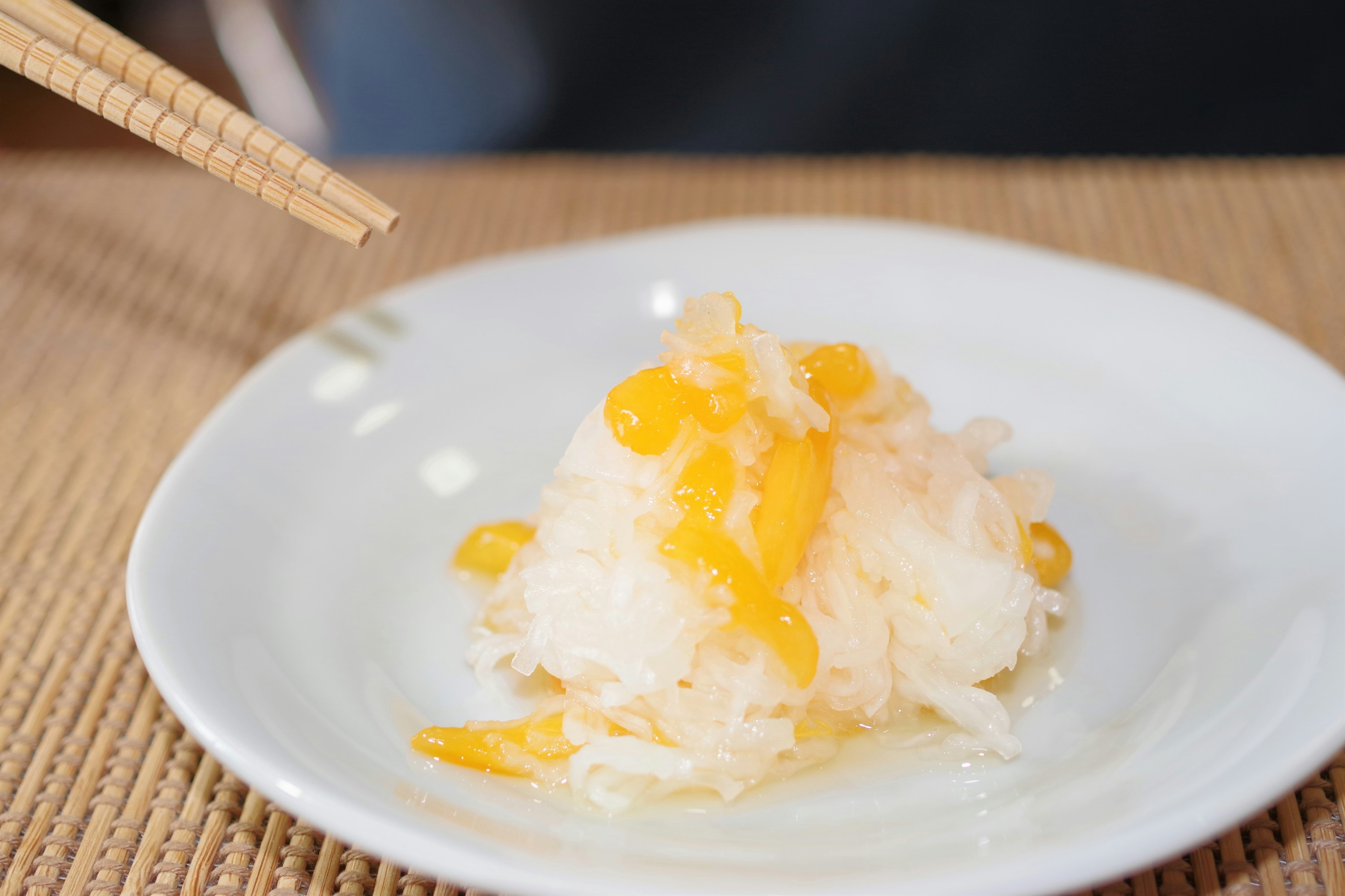 Plato de postre en un plato blanco con coberturas naranjas