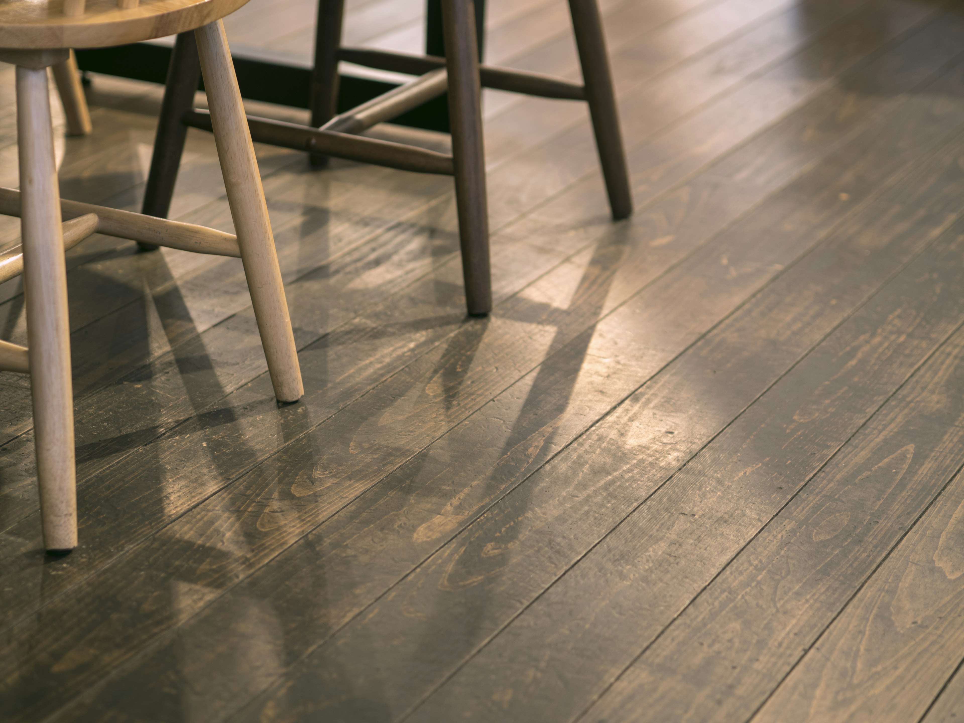 Foto de sillas de madera sobre un suelo de madera oscura