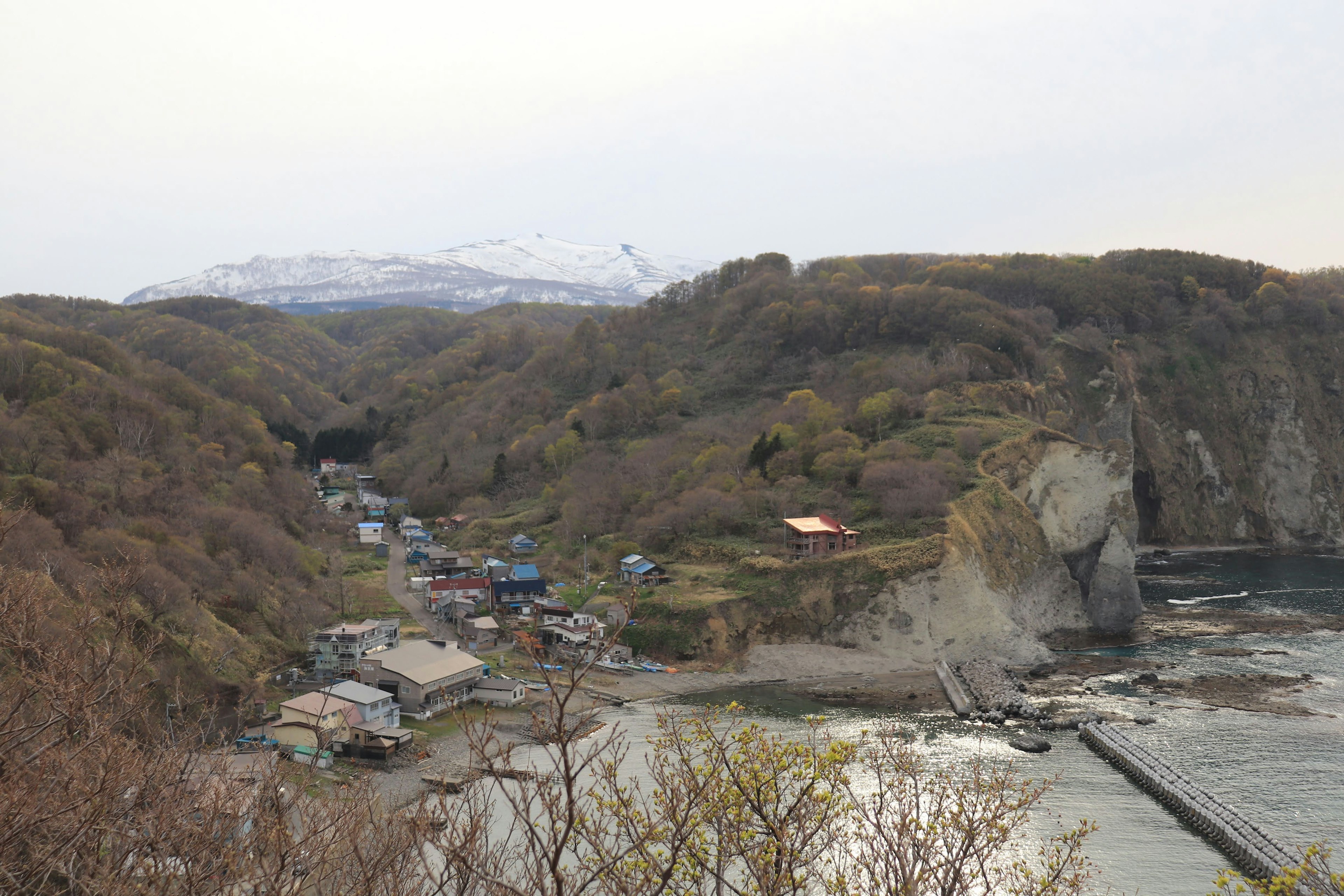 海岸村庄和丘陵景观的图像