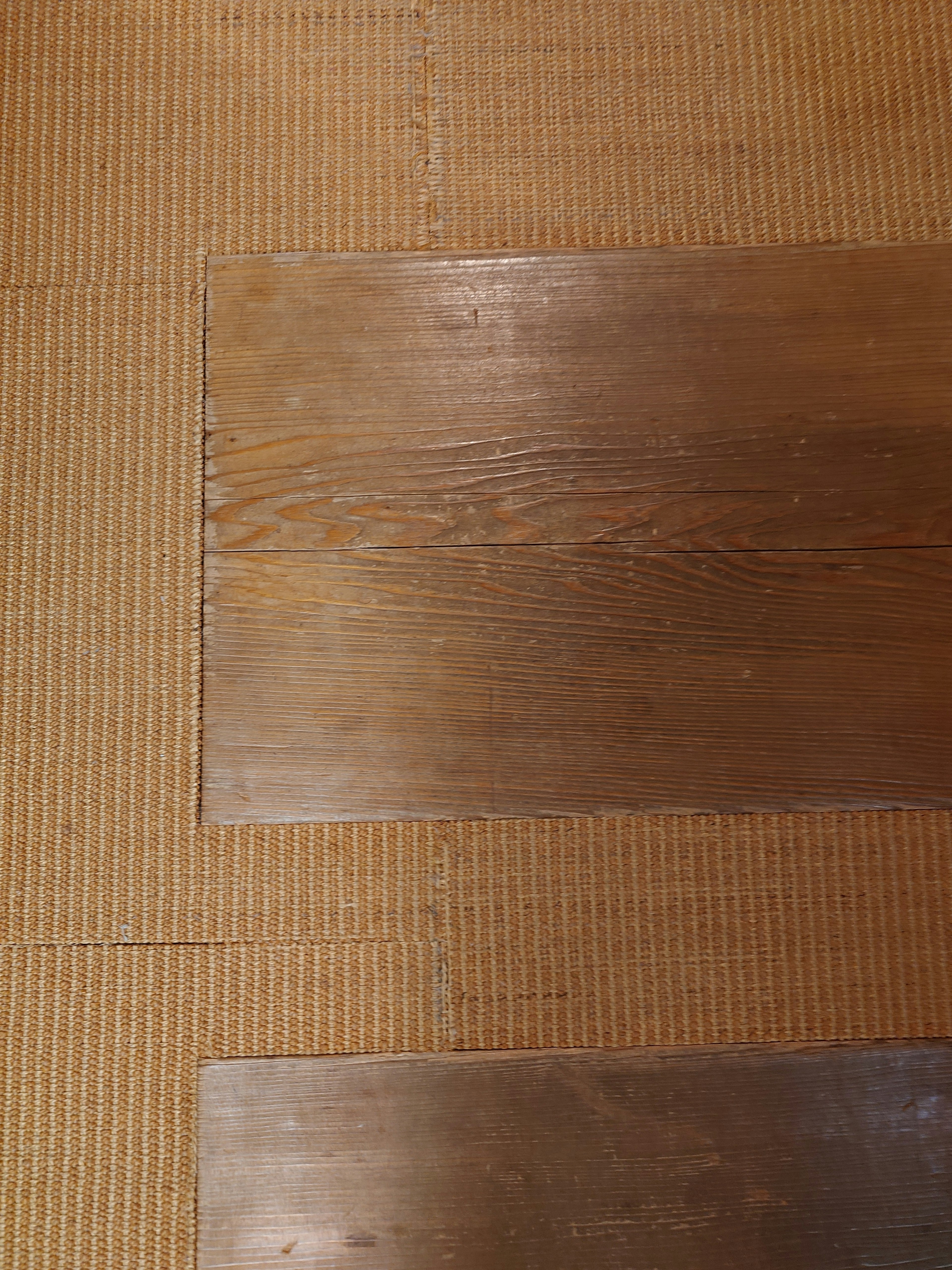 Combination of wooden flooring and tatami mat