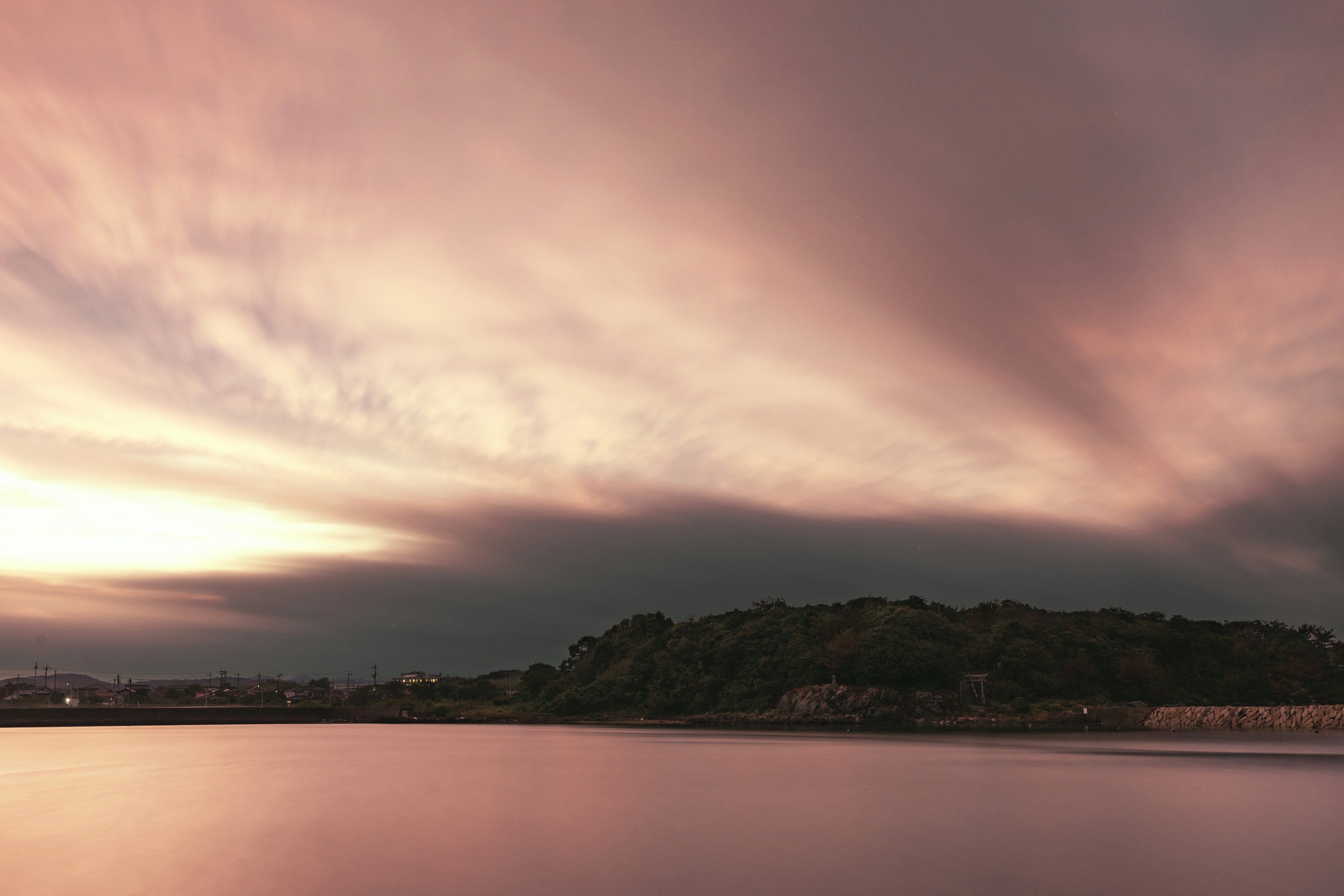 Pemandangan indah langit senja di atas danau tenang