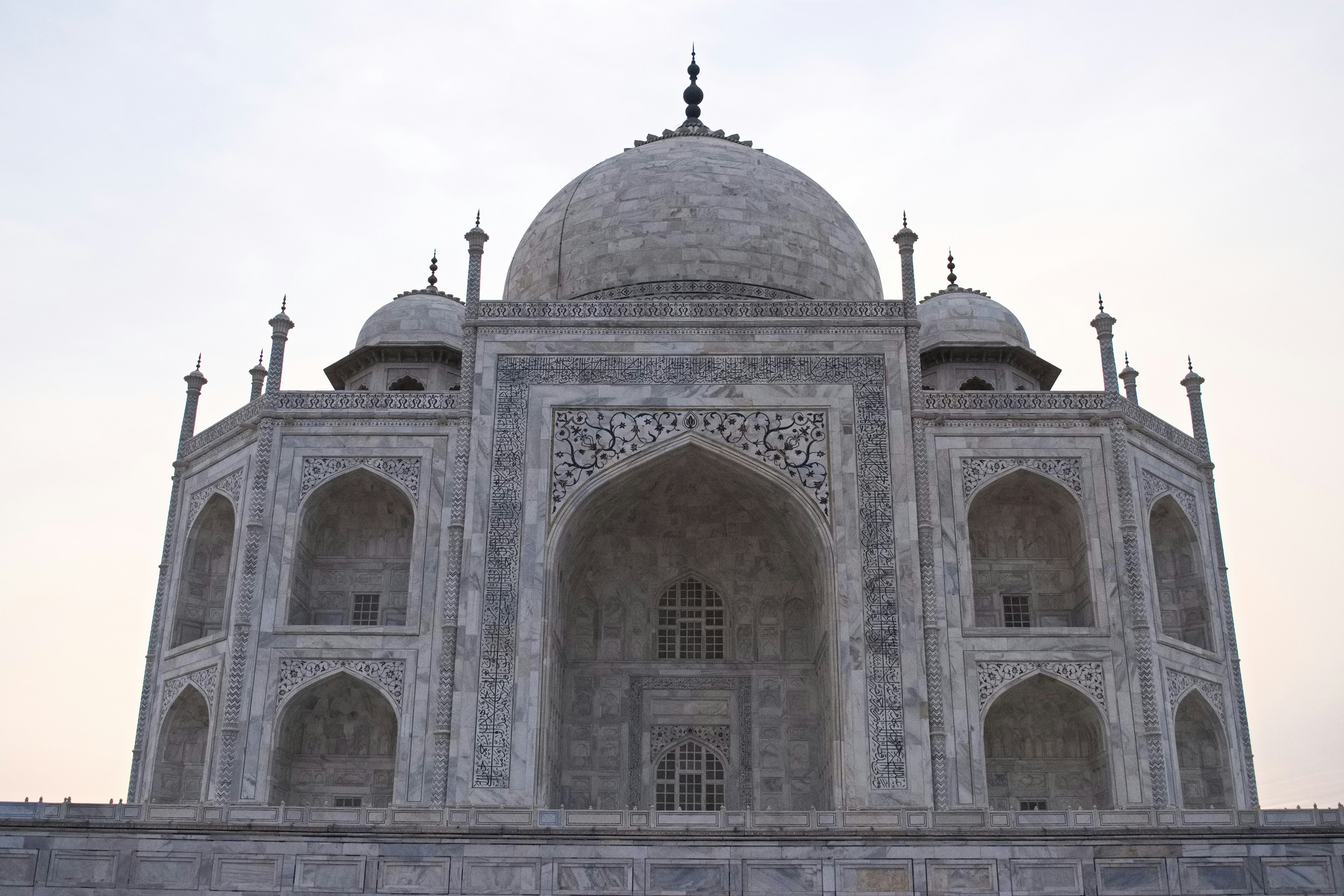 La majestuosa cúpula y arcos del Taj Mahal