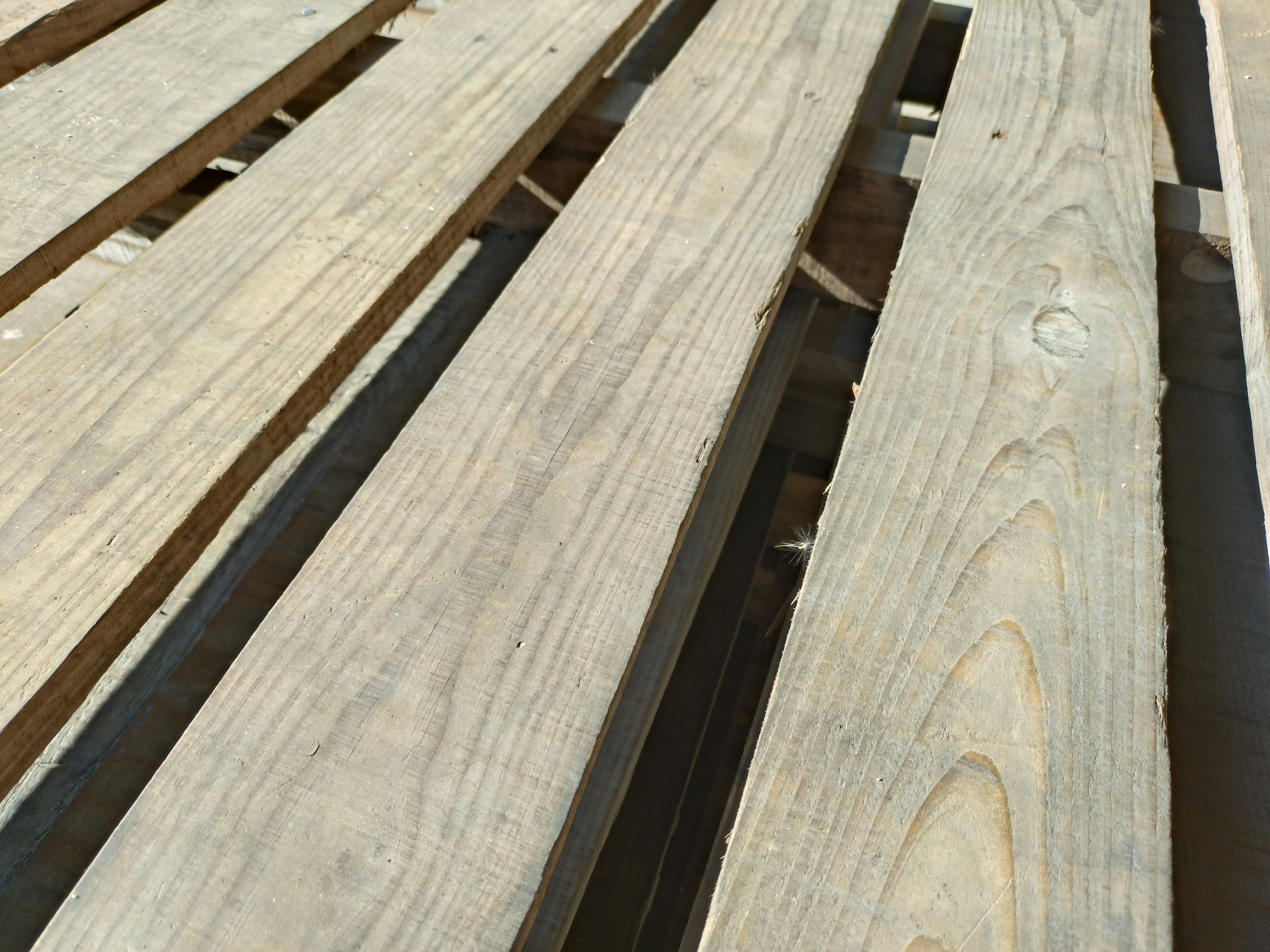 Planches en bois disposées sur une surface plate