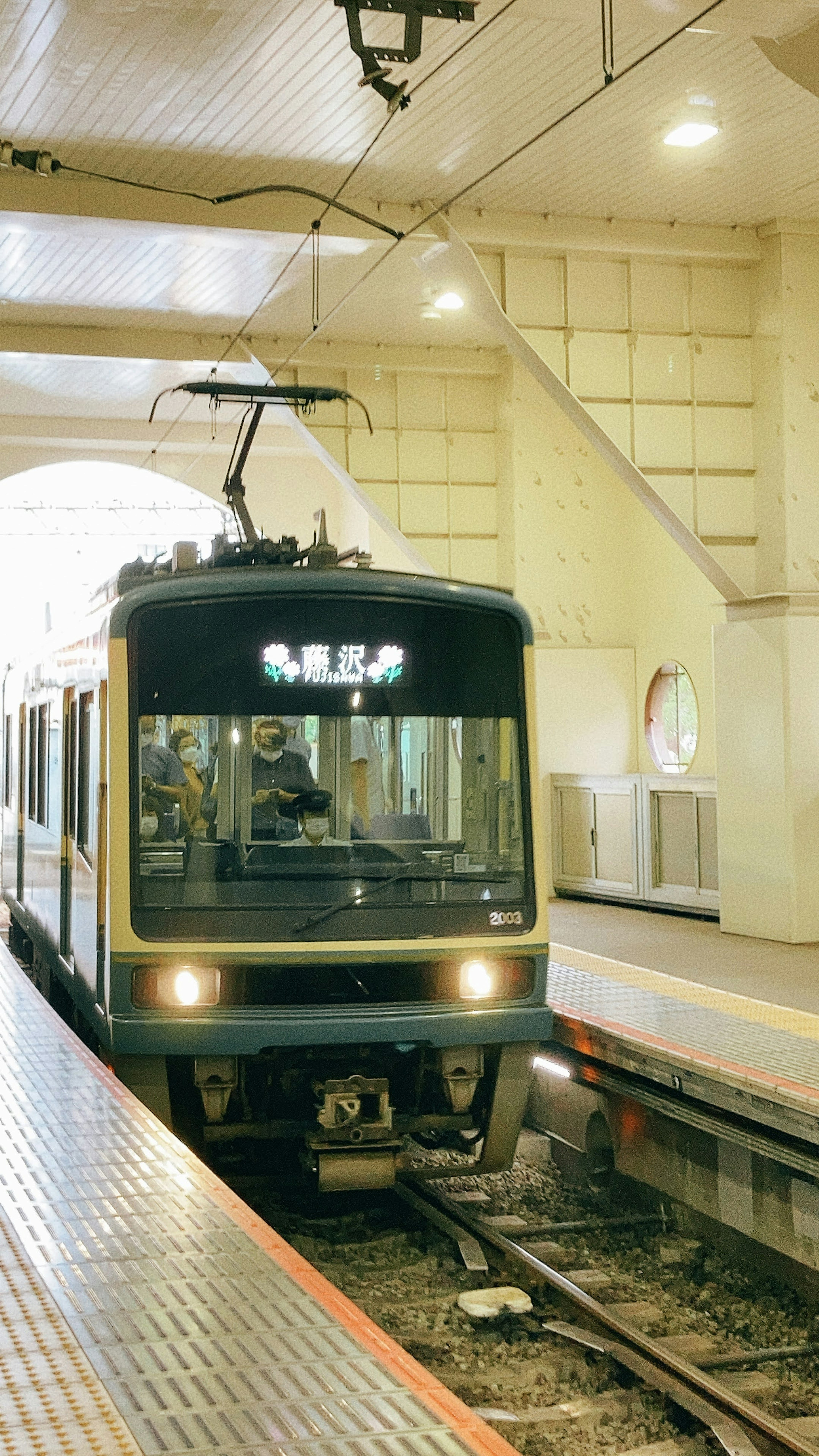 Vista frontale di un treno in stazione