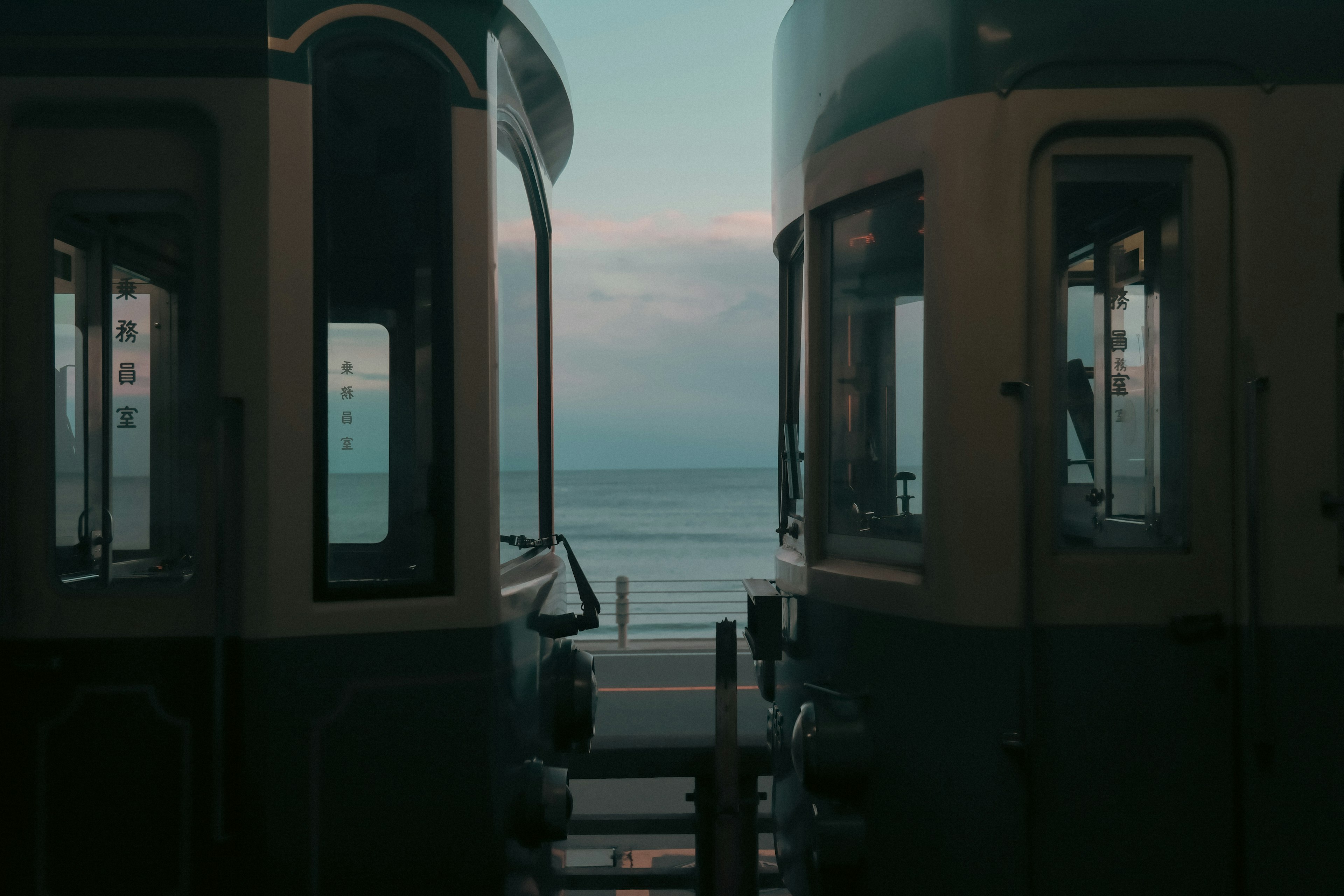 Blick zwischen zwei Straßenbahnen, die zum Meer zeigen