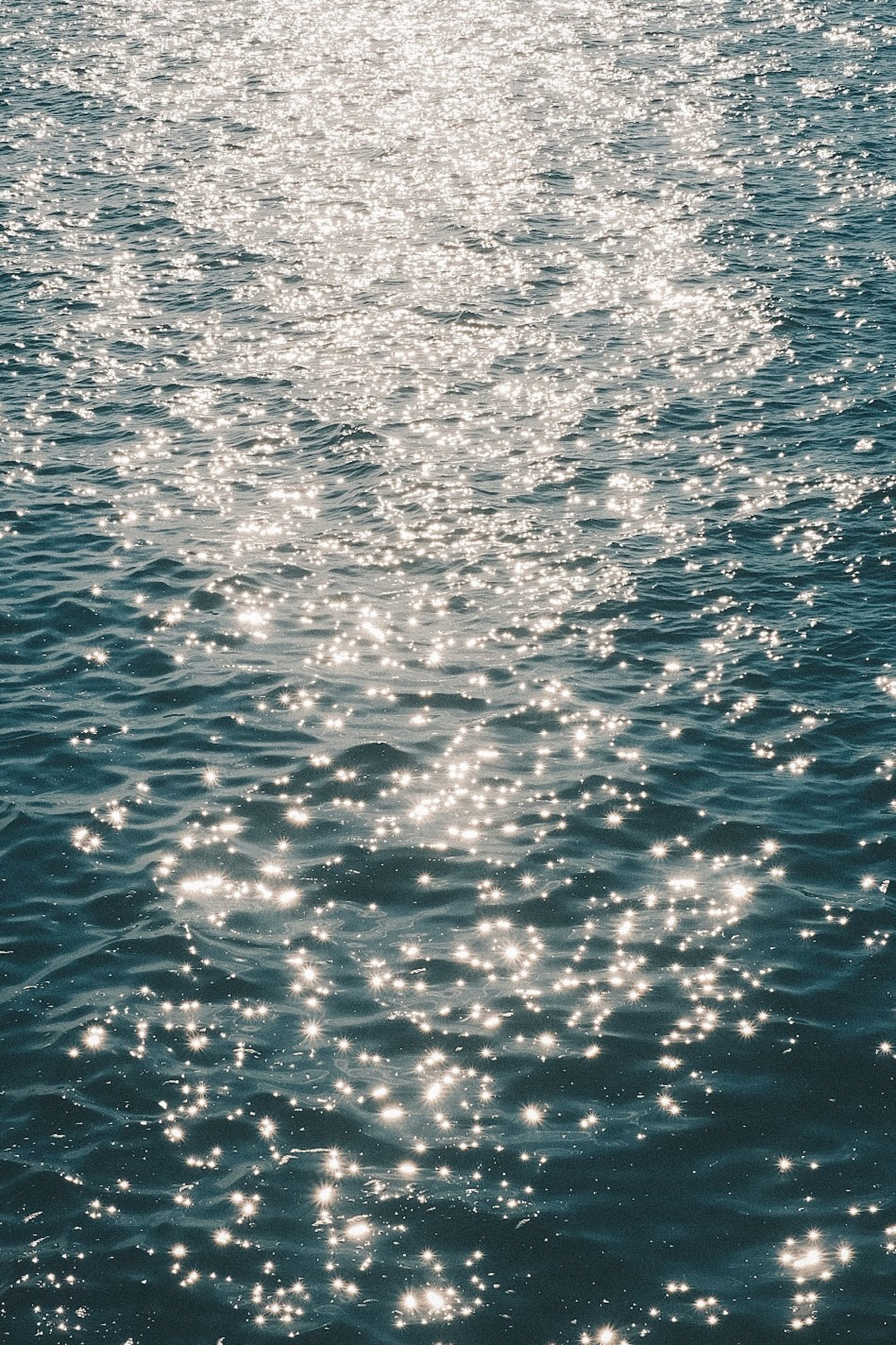 Reflets de lumière scintillants sur la surface de l'eau avec texture bleue