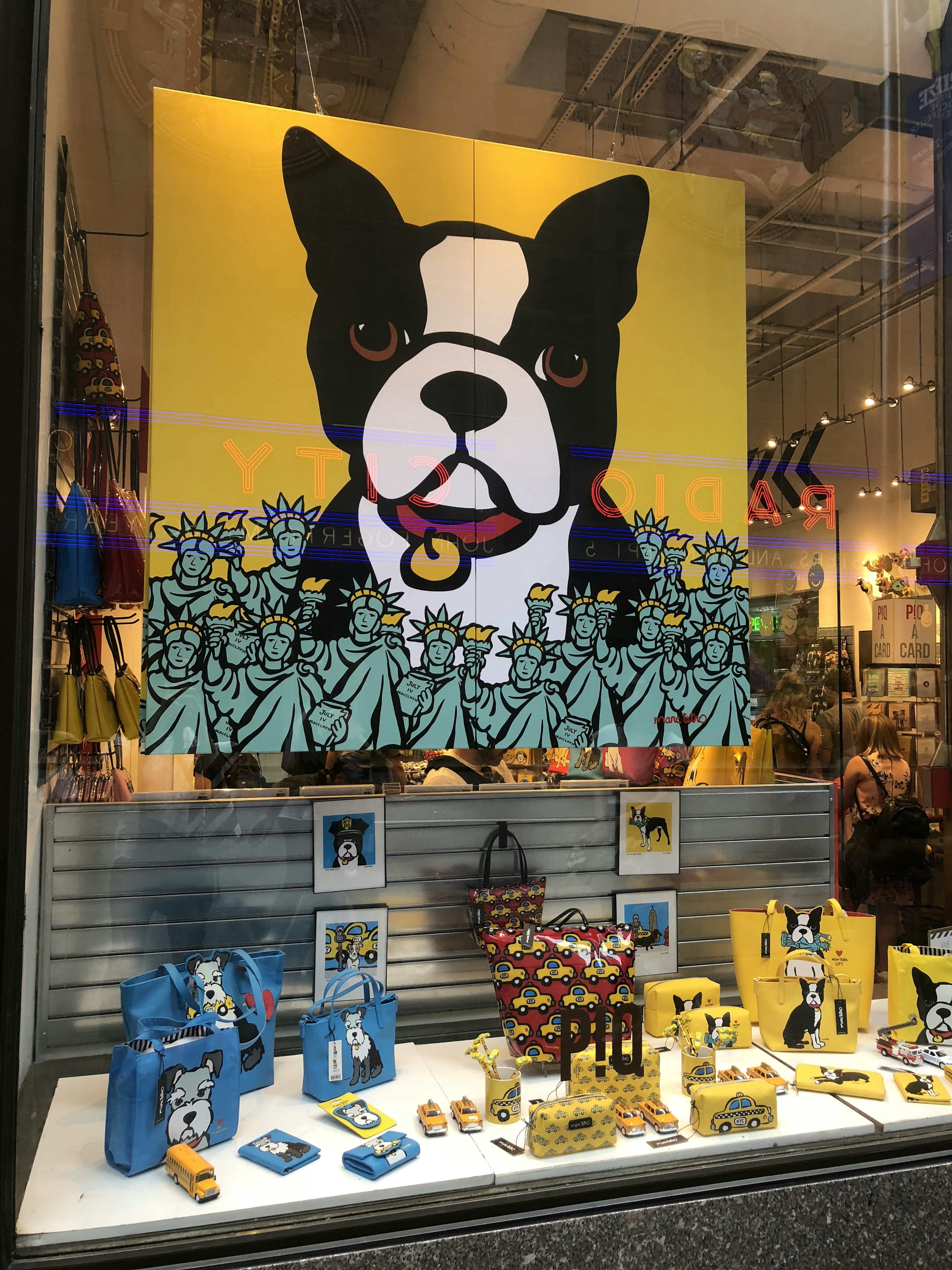 Vitrine présentant un grand art de Boston Terrier sur fond jaune avec des marchandises colorées en dessous