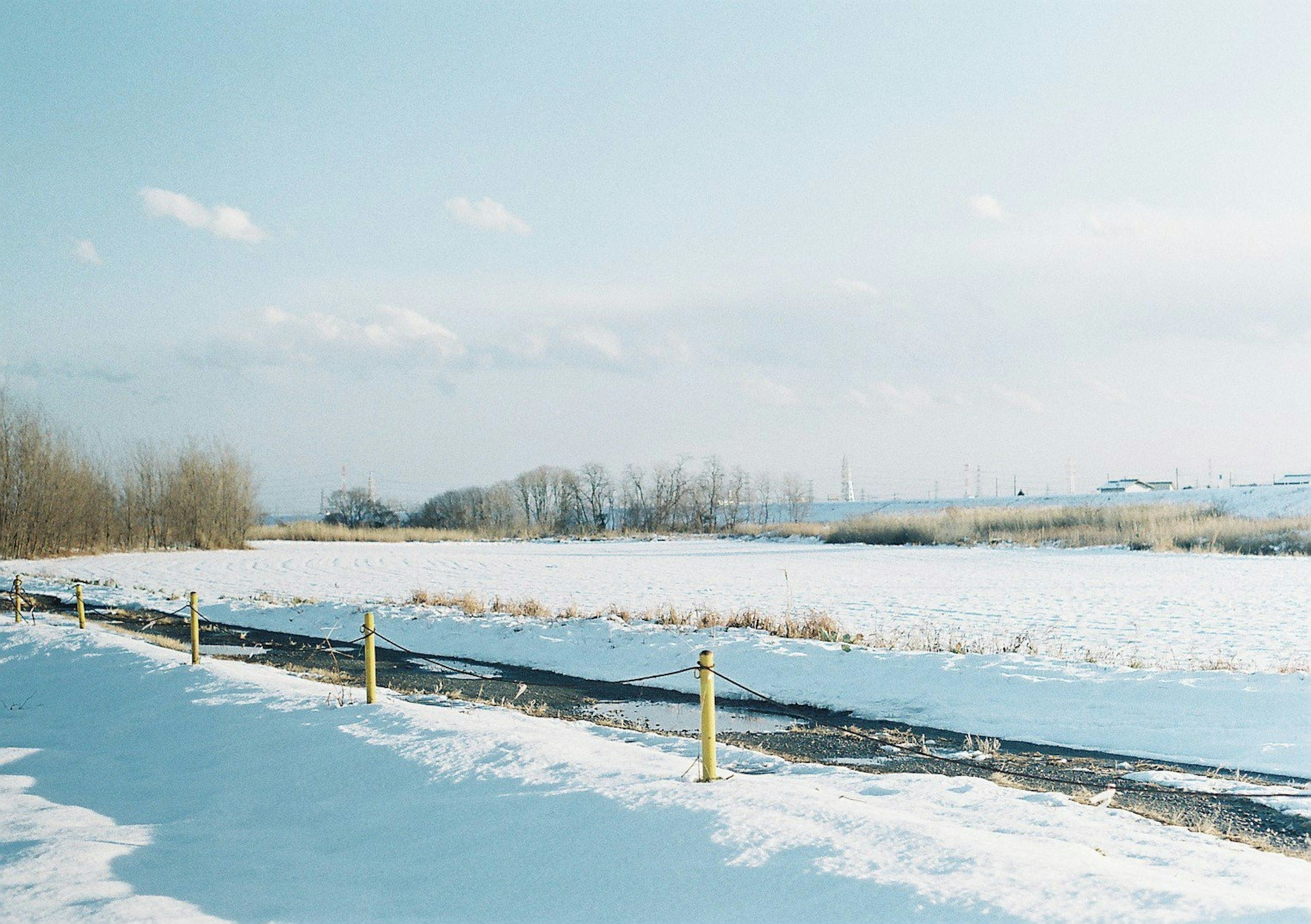 Paesaggio innevato con cielo blu chiaro