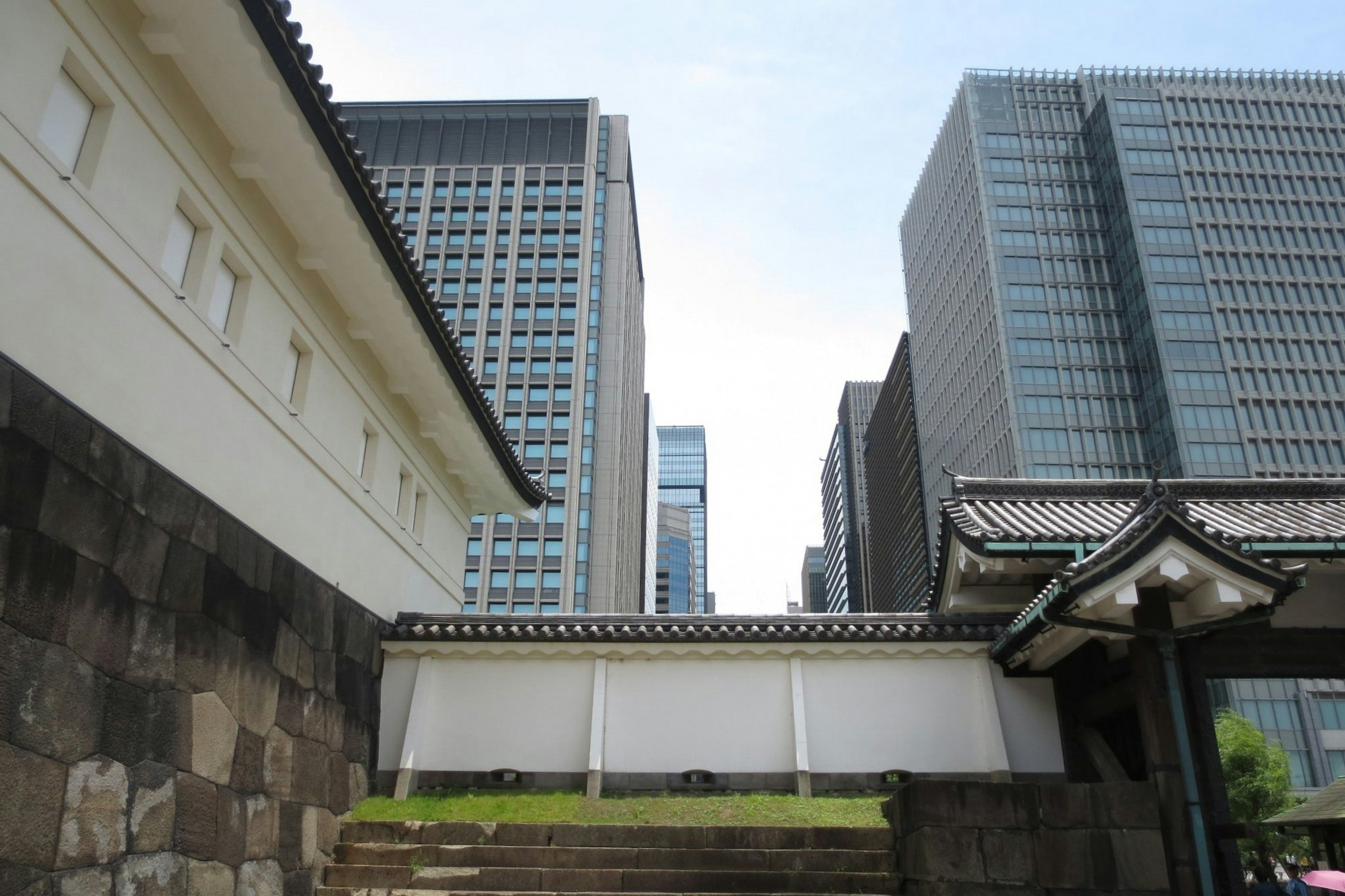 Eine Aussicht, die moderne Wolkenkratzer neben traditioneller Architektur in Tokio zeigt