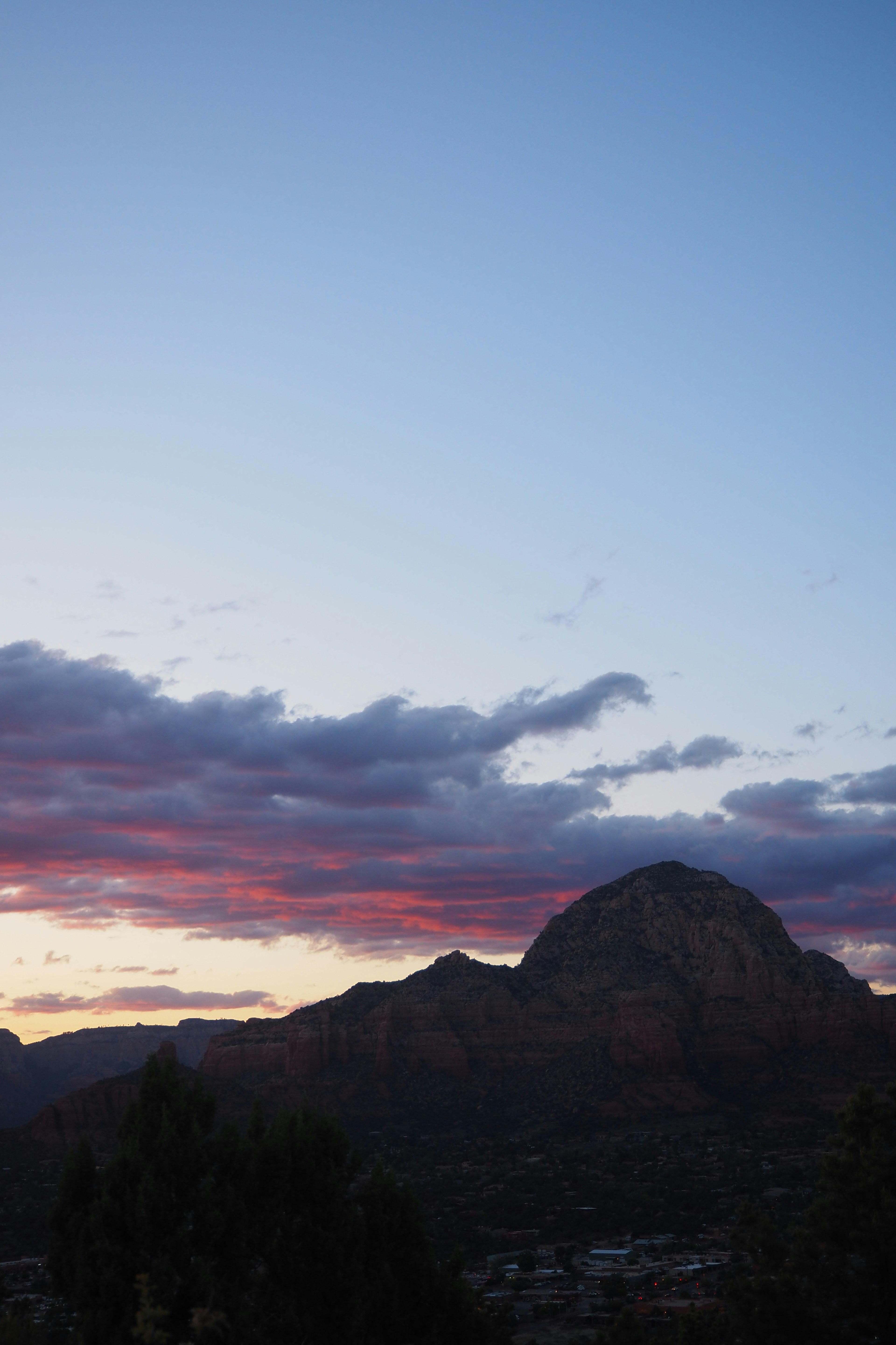 Vista del cielo al atardecer con silueta de montaña