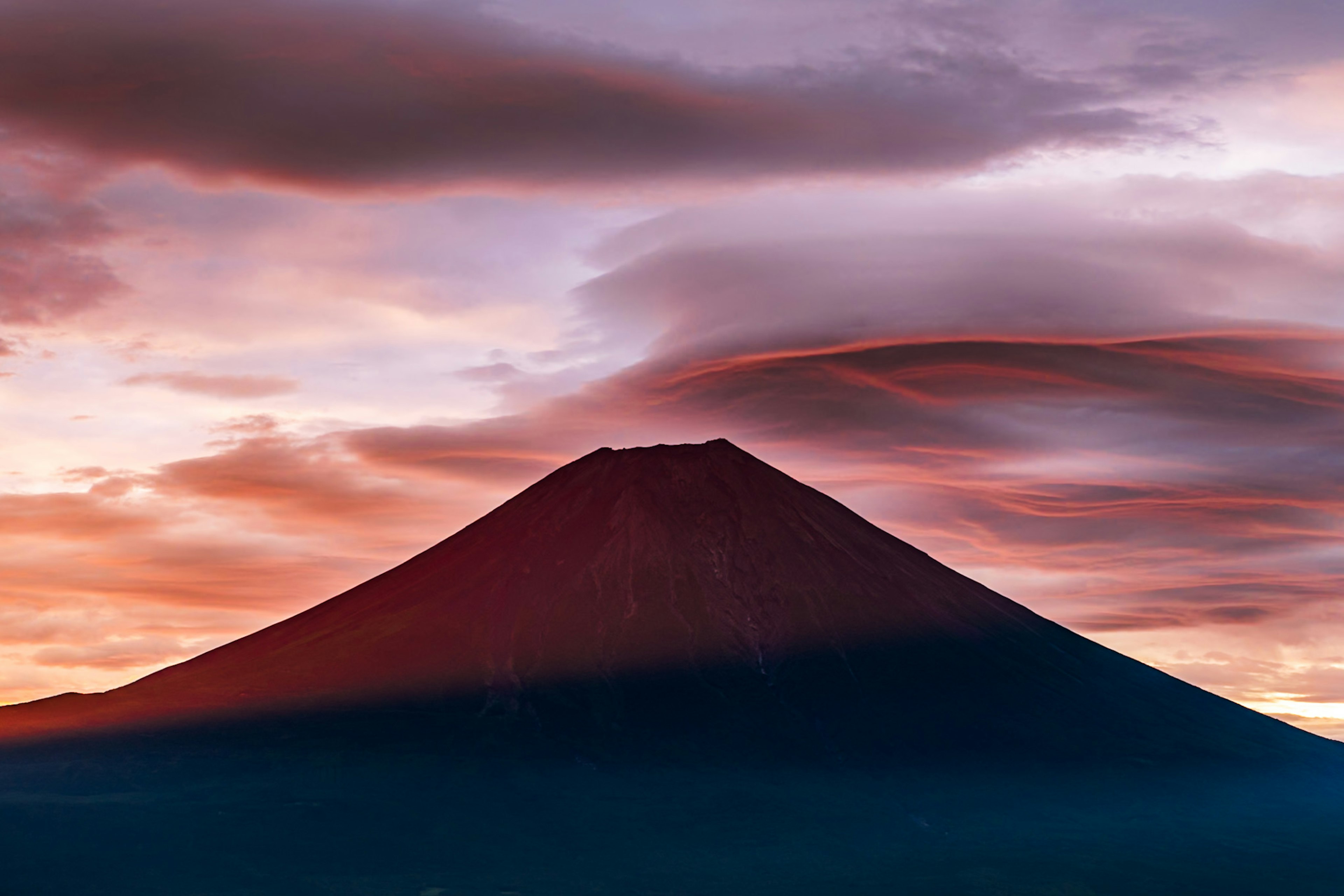 美しい富士山のシルエットと色とりどりの空