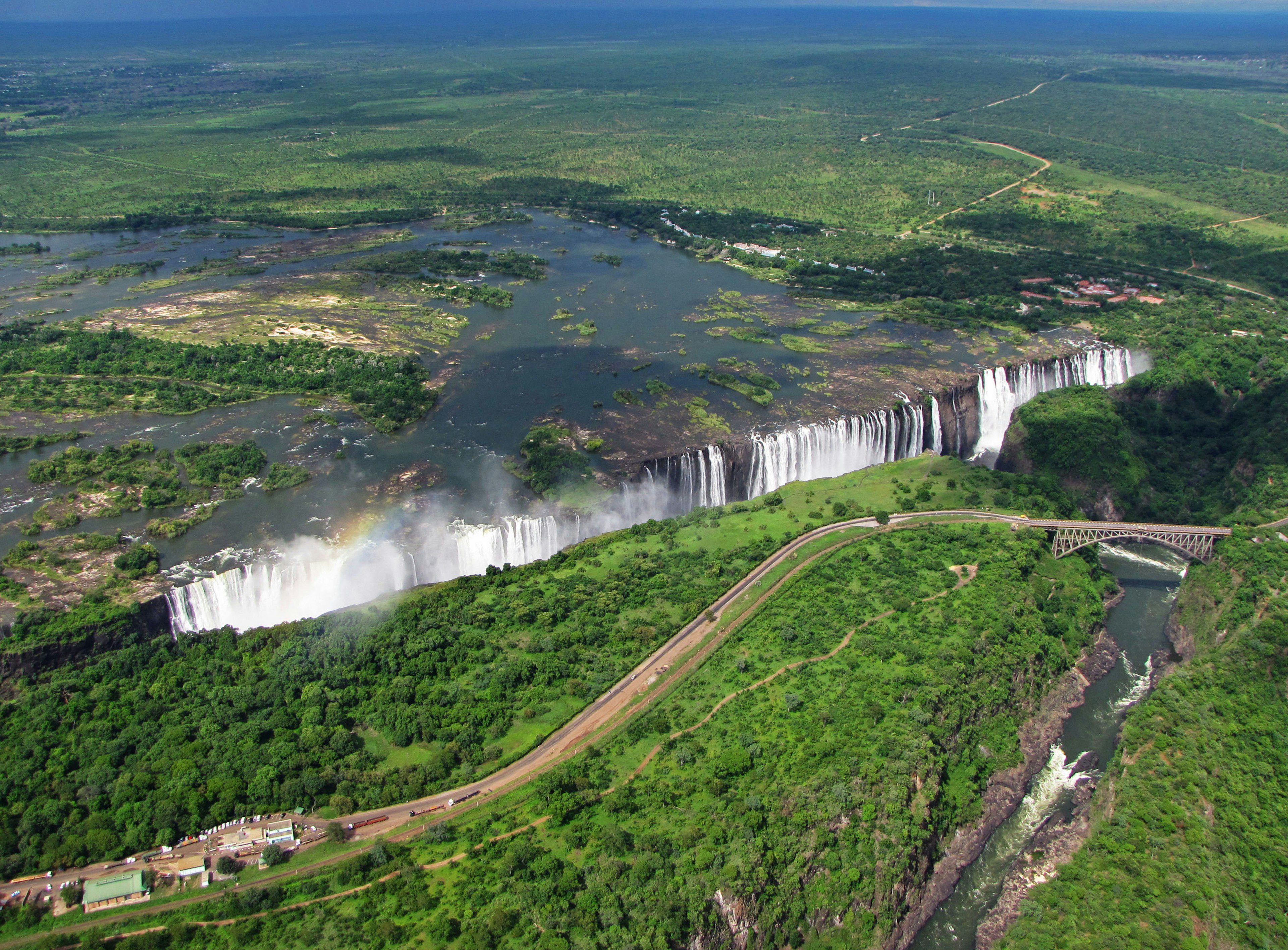 Cảnh trên không của thác Iguazu được bao quanh bởi cây cối xanh tươi và sông ngòi