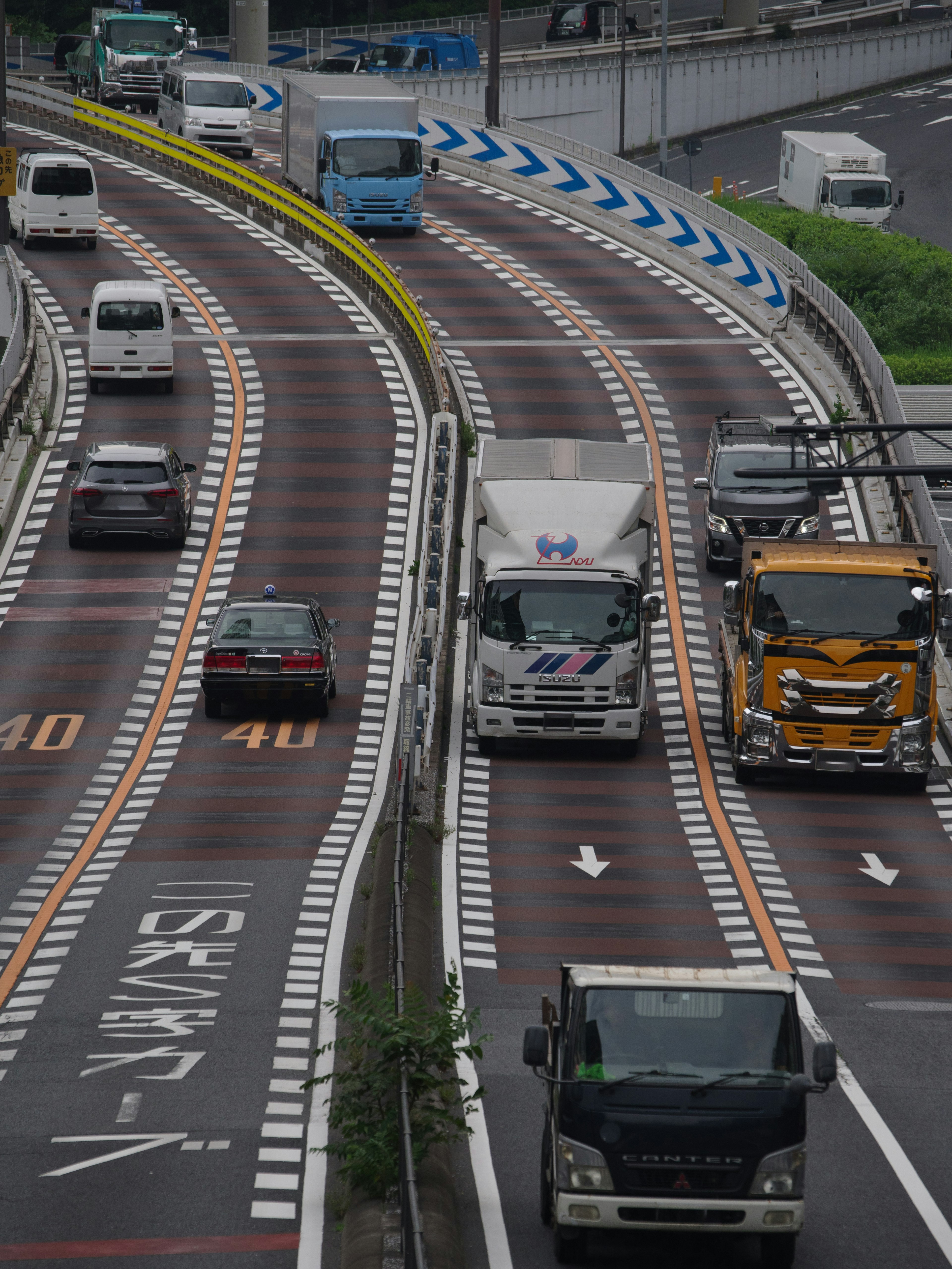 Autostrada trafficata con camion e veicoli in movimento