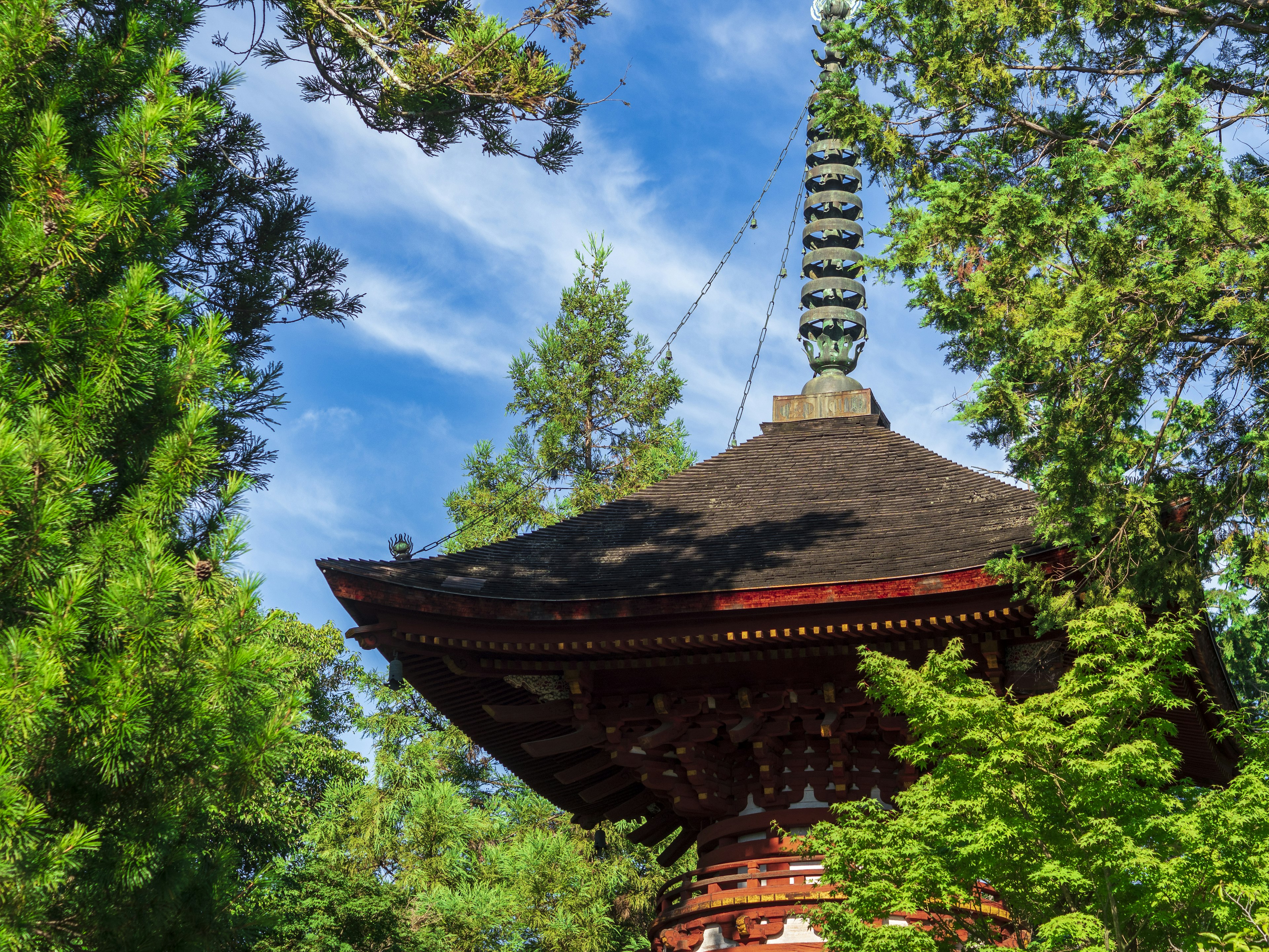 緑に囲まれた美しい日本の塔と青空