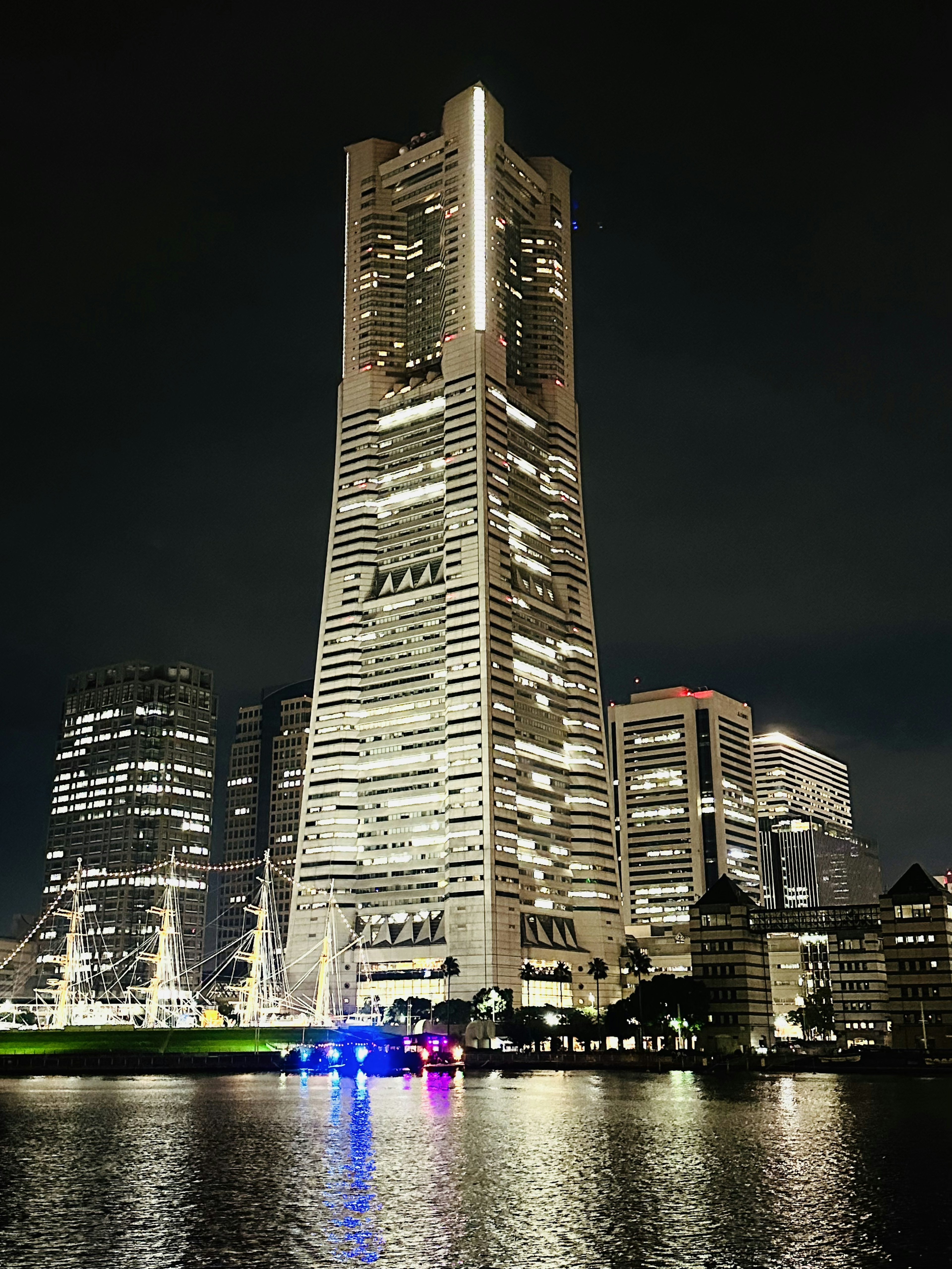 横浜の夜景にそびえるランドマークタワーの明るい外観