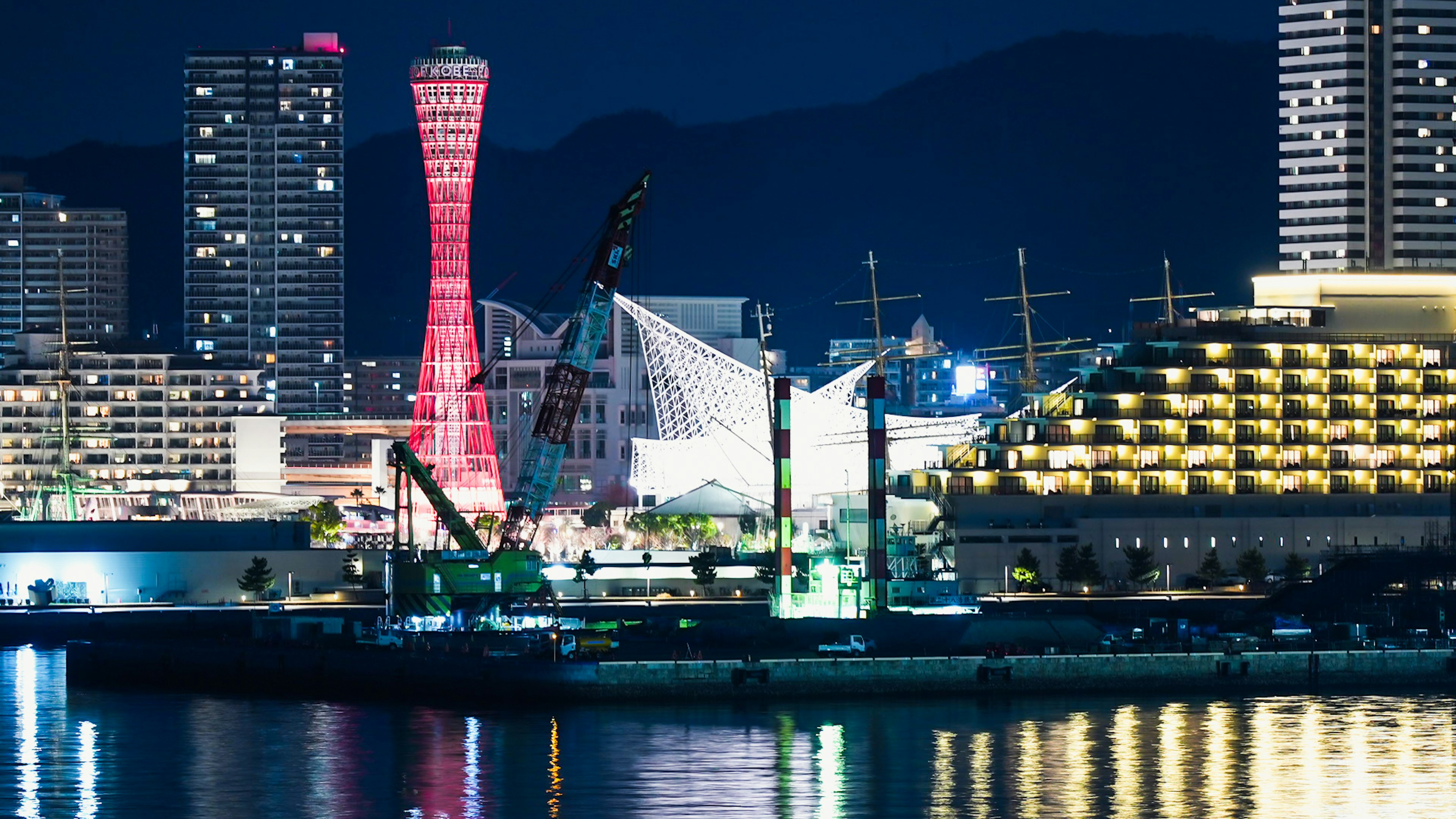 神戸の夜景に映えるポートタワーとクルーズ船の明かり