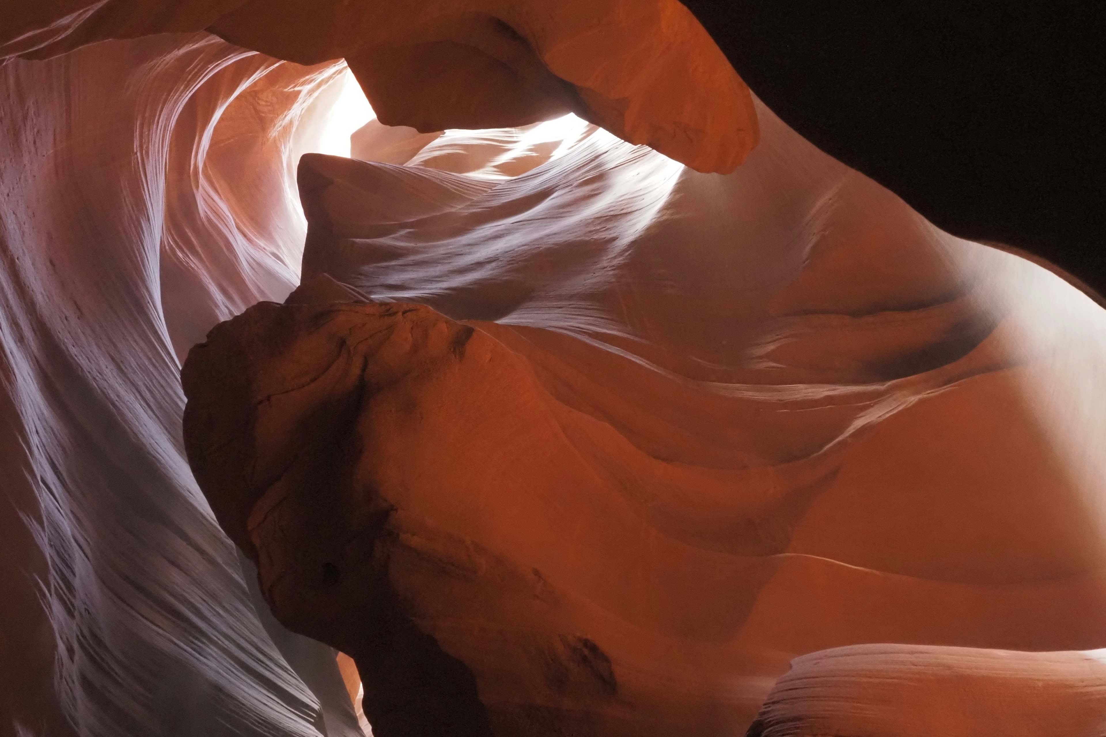 Immagine del suggestivo canyon Antelope con formazioni rocciose arancioni e curve morbide