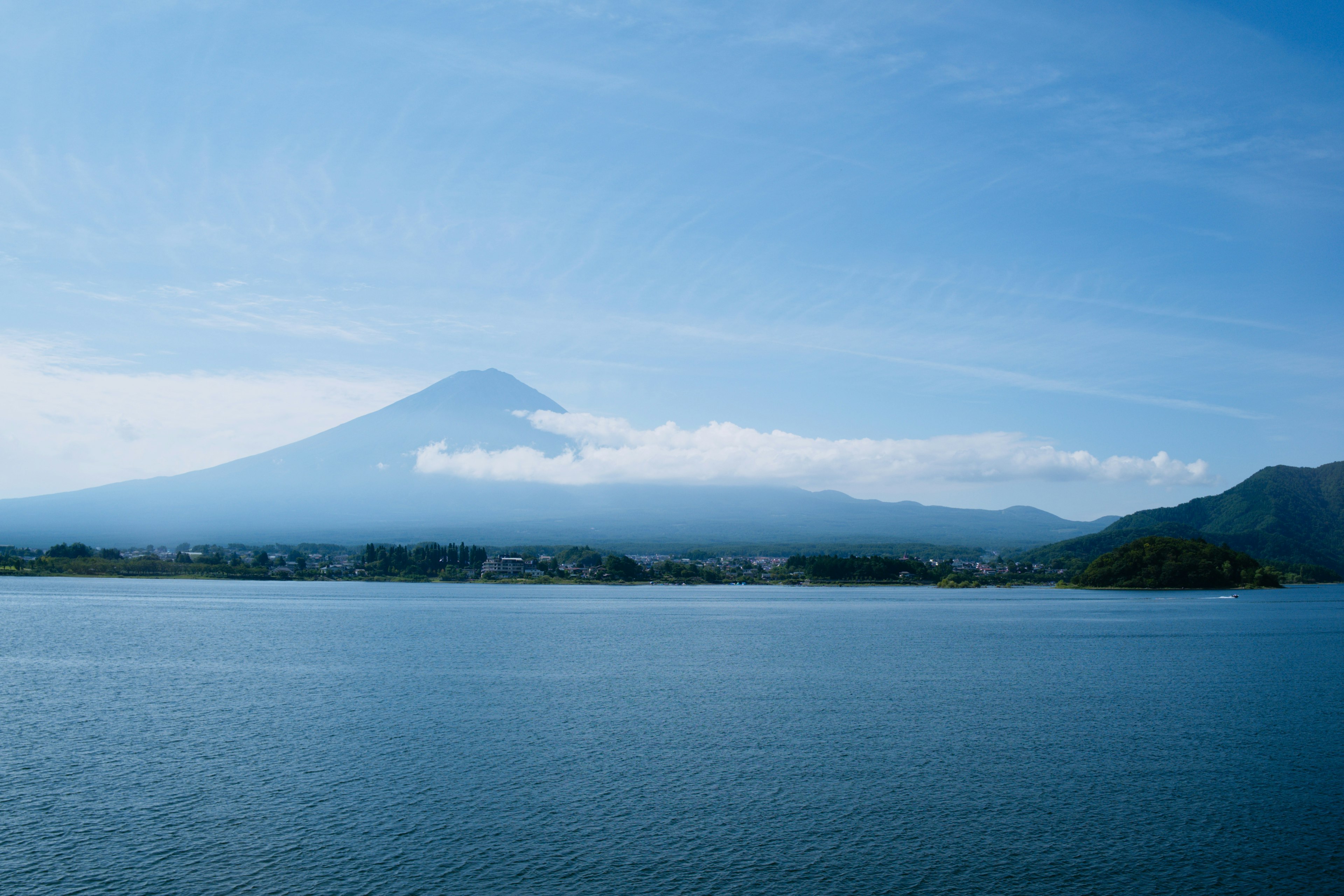 Vue magnifique du mont Fuji avec un ciel bleu et un lac calme