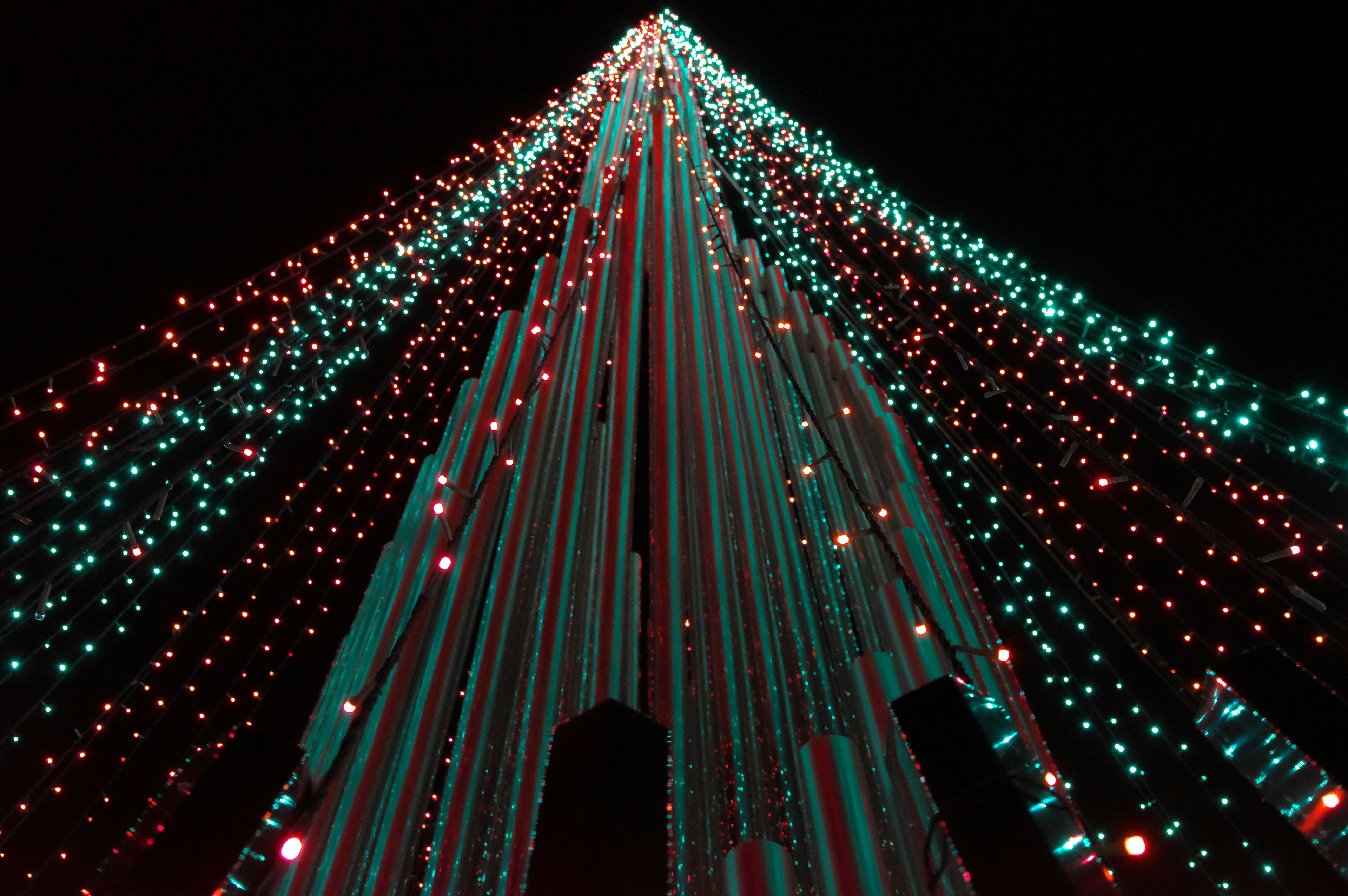 Árbol de luces coloridas brillando en el cielo nocturno