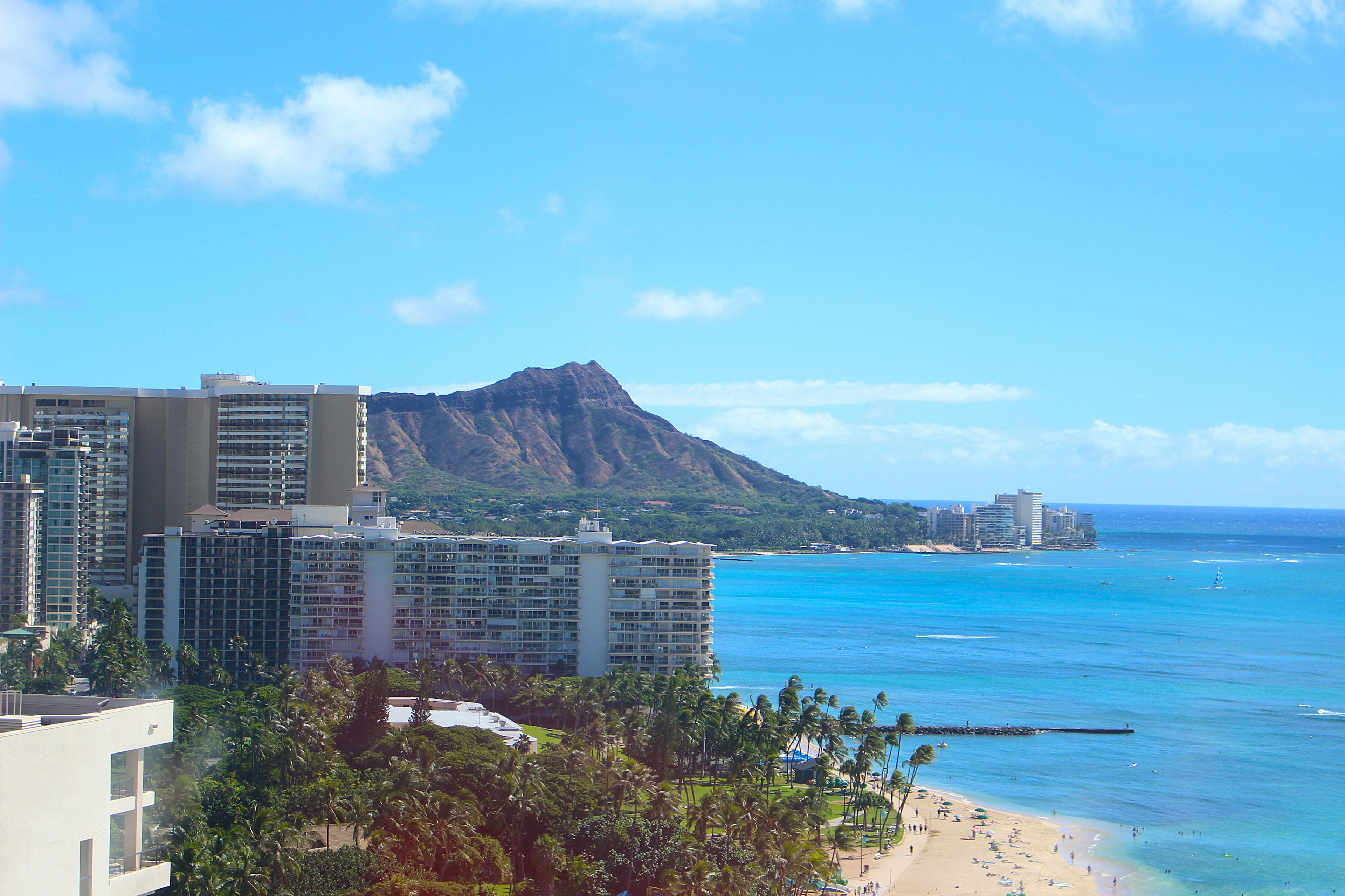 Khung cảnh bãi biển Waikiki với Diamond Head ở phía sau