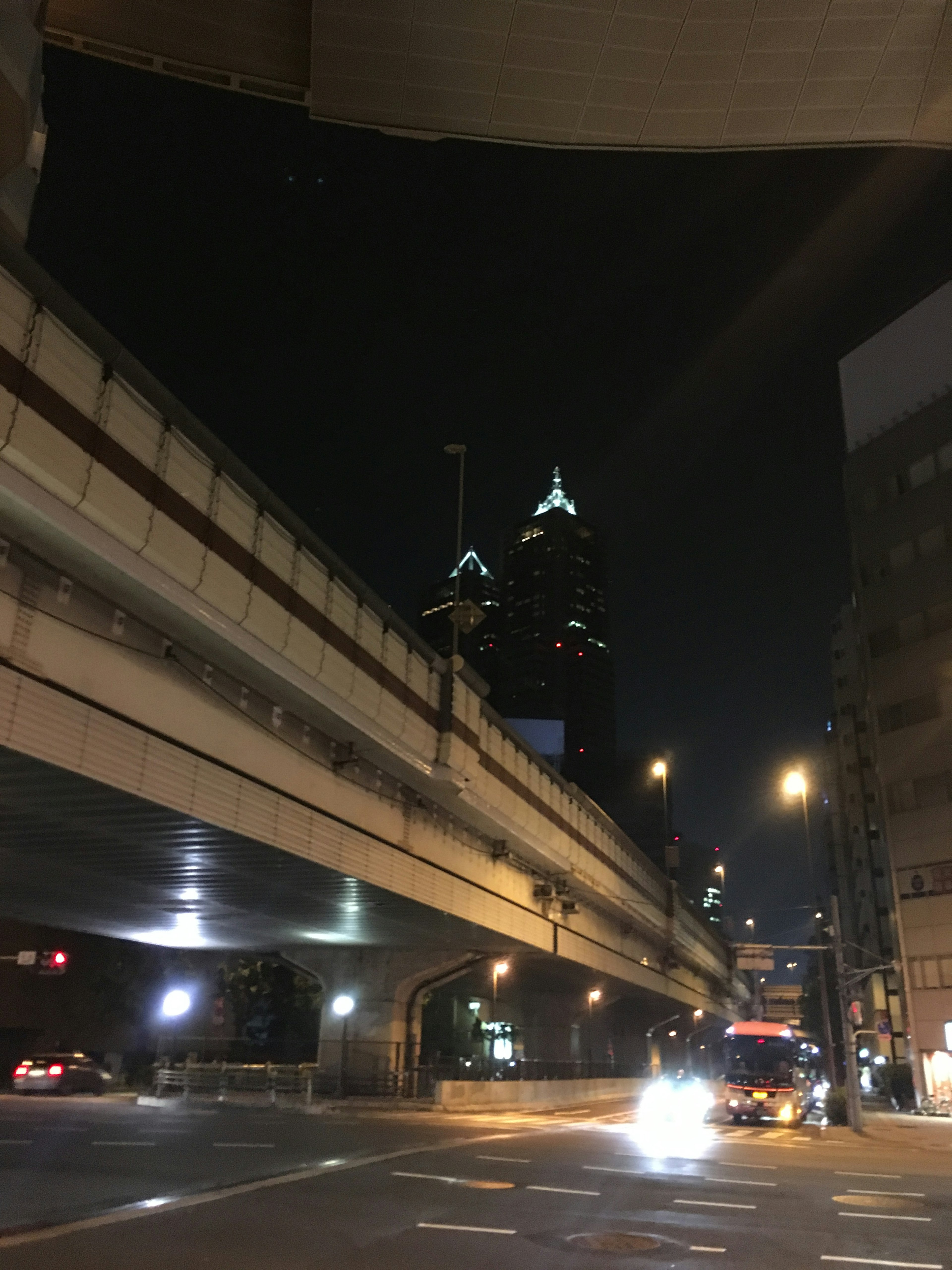 Pemandangan kota malam hari dengan gedung pencakar langit dan jalan yang bersilangan