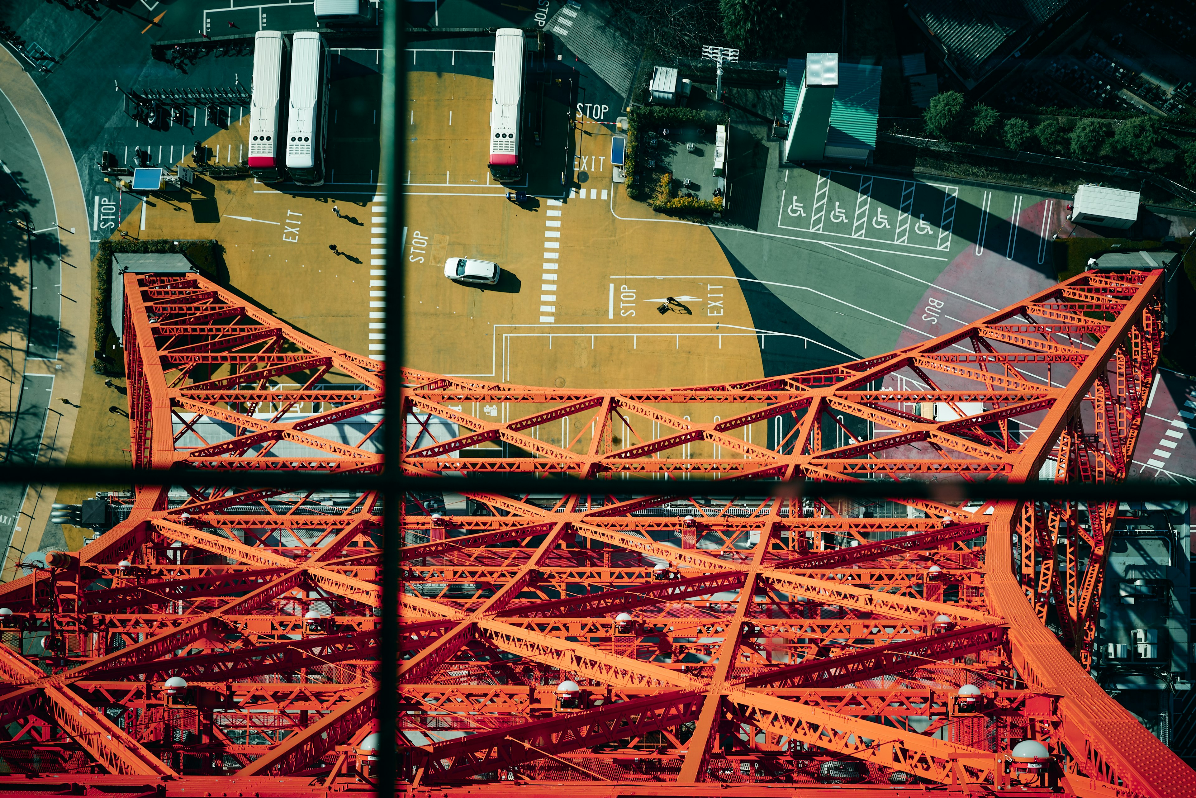 Blick von der Spitze des Tokyo Towers auf das orange Stahlgerüst und die umliegende Stadtlandschaft