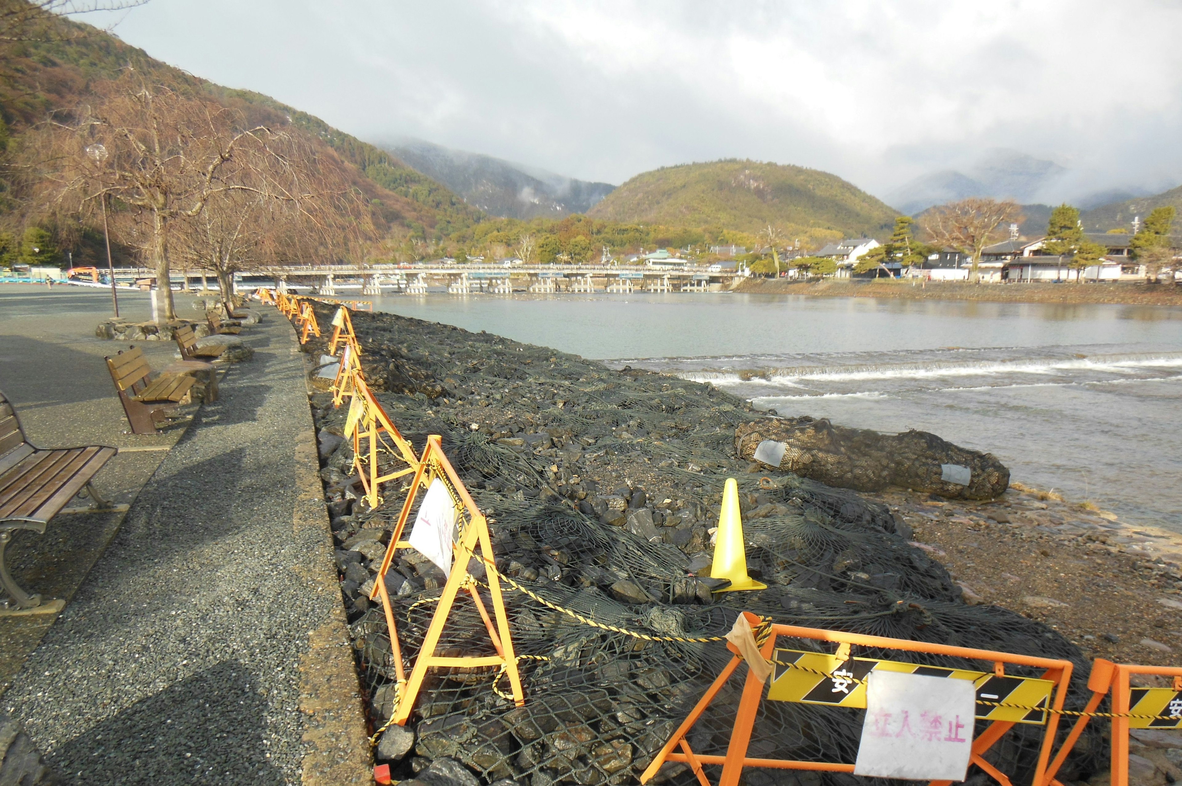 海岸建设区域有围栏和警告标志