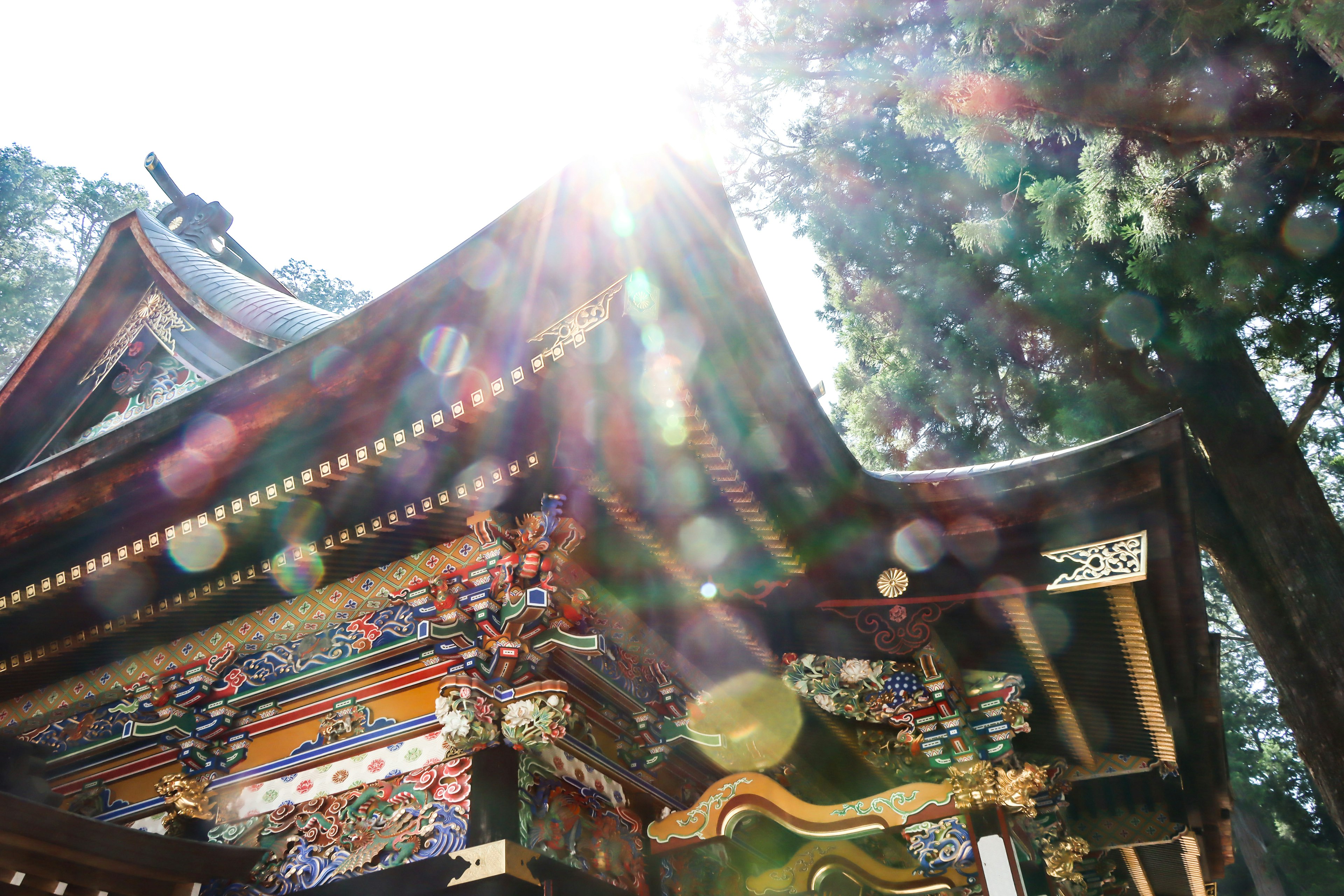 Vue détaillée du toit d'un sanctuaire avec lumière du soleil et belles décorations