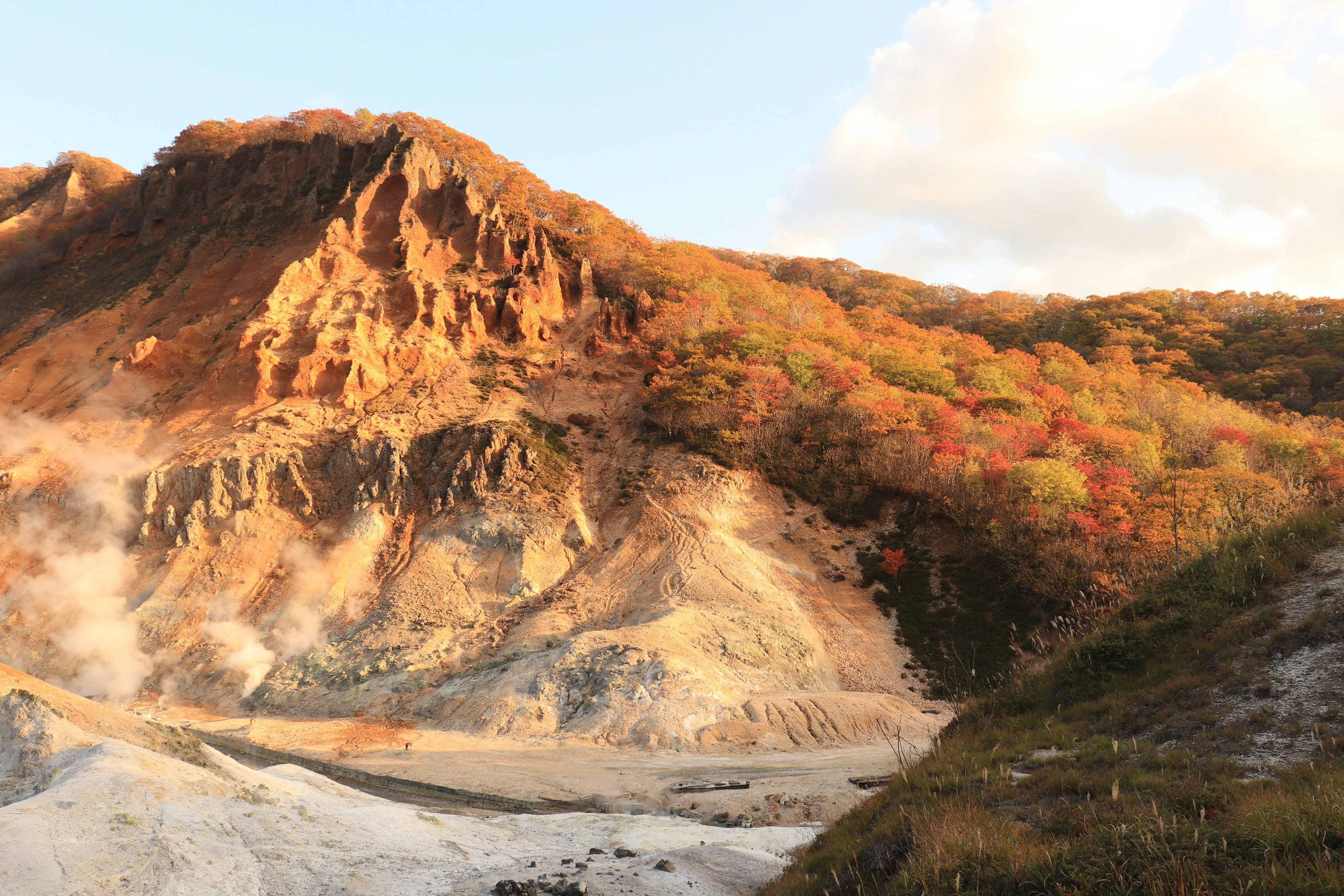 火山の山と秋の紅葉が見える風景