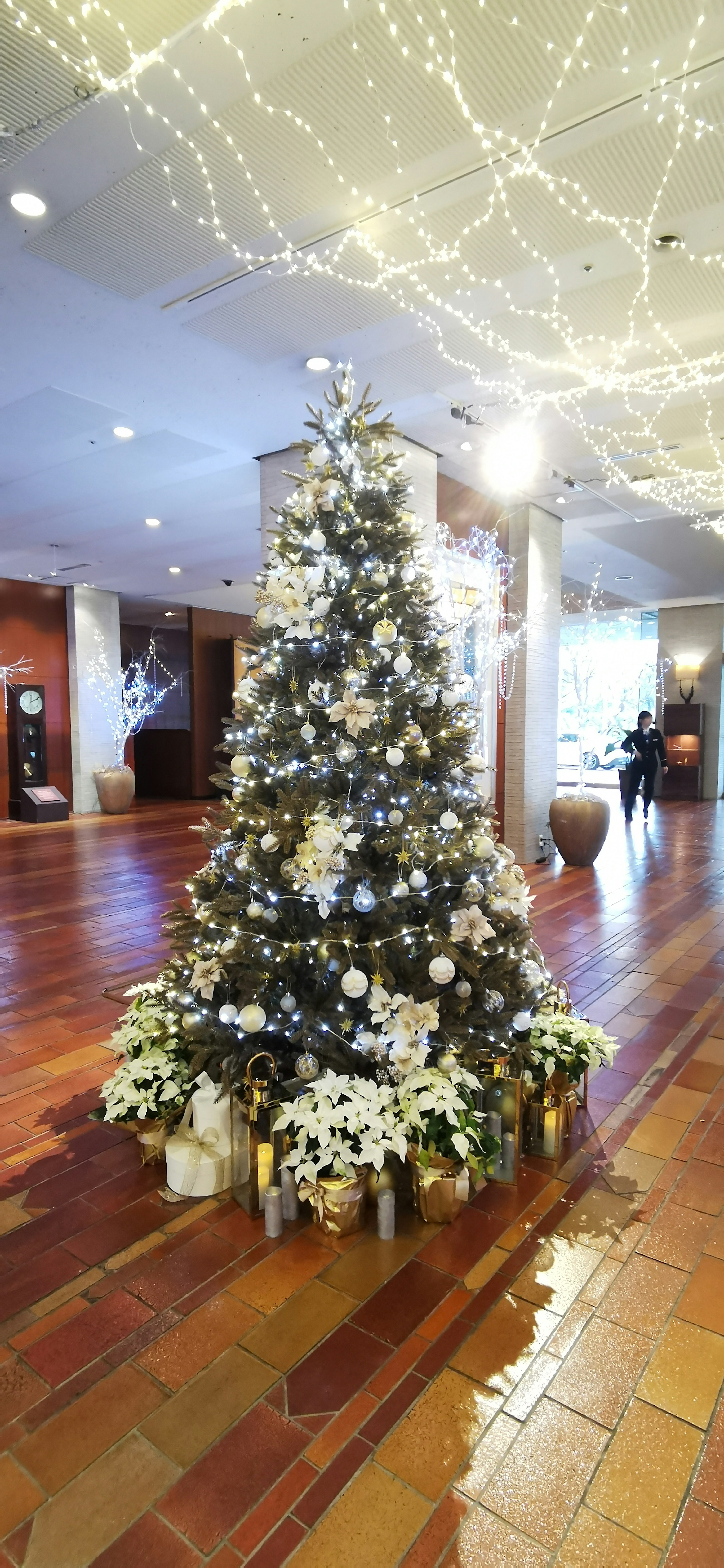 Árbol de Navidad decorado en el vestíbulo de un hotel