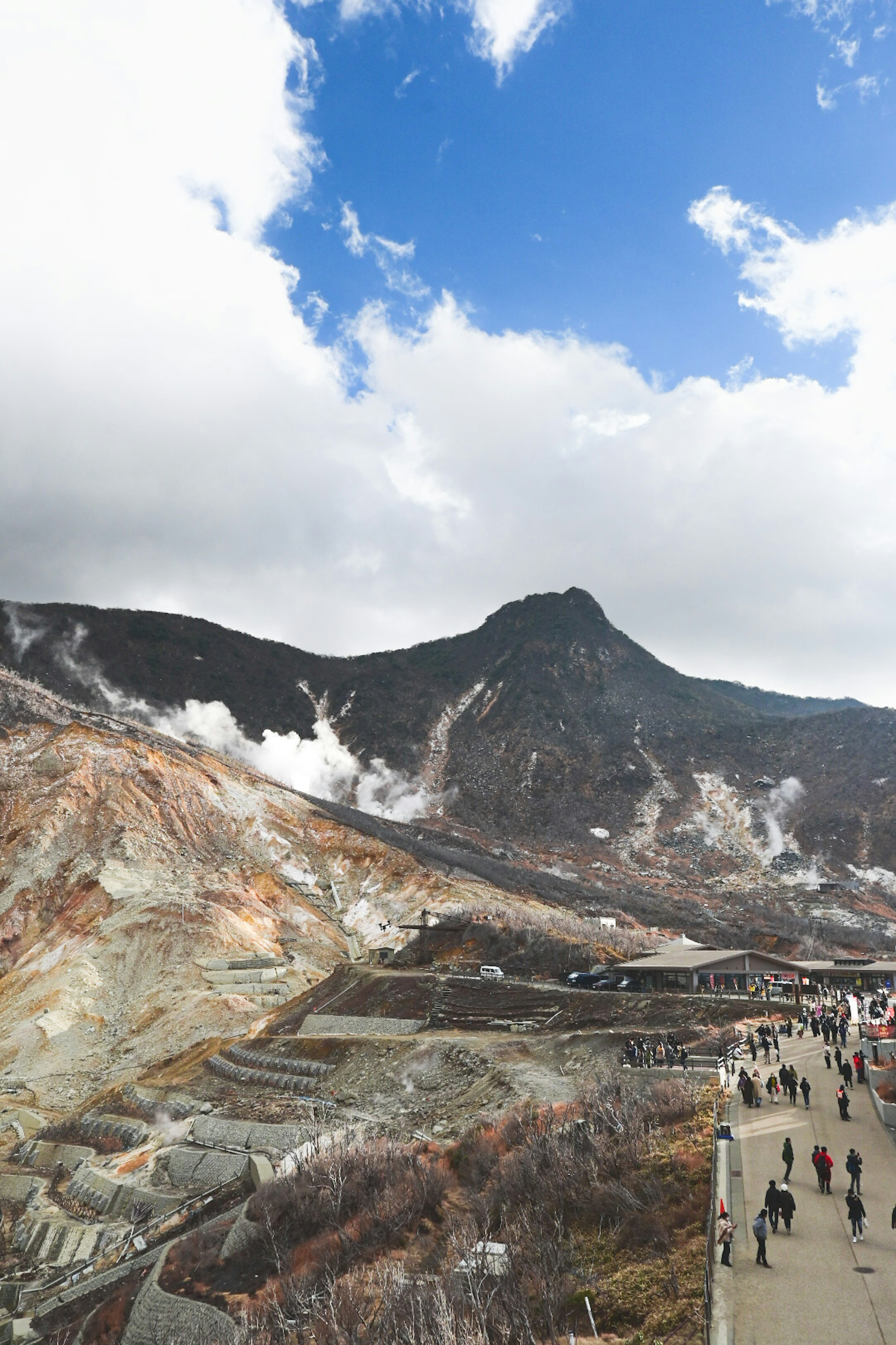 ทิวทัศน์ที่สวยงามของภูเขาและพื้นที่น้ำพุร้อนที่มีไอน้ำ